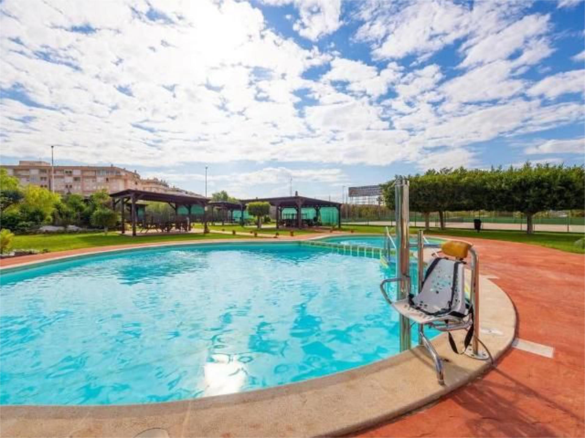 Piscina de Casa adosada en venda en Torrevieja amb Aire condicionat, Jardí privat i Terrassa