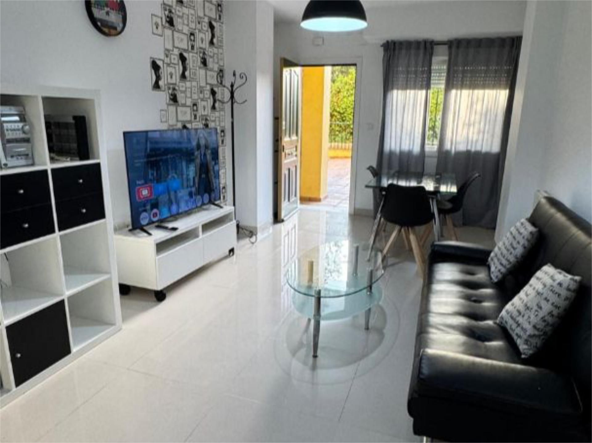 Sala d'estar de Apartament de lloguer en Rincón de la Victoria amb Aire condicionat i Piscina
