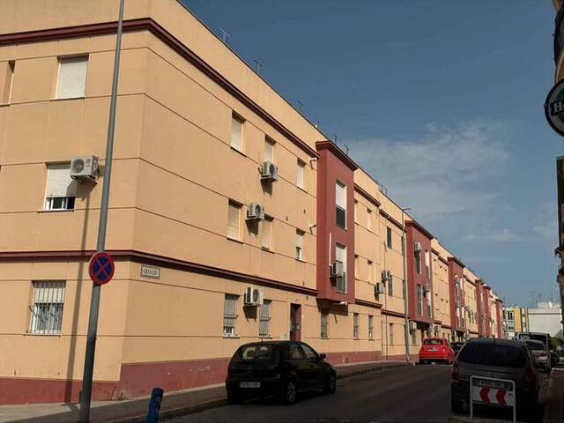 Vista exterior de Pis de lloguer en Dos Hermanas amb Calefacció, Terrassa i Moblat
