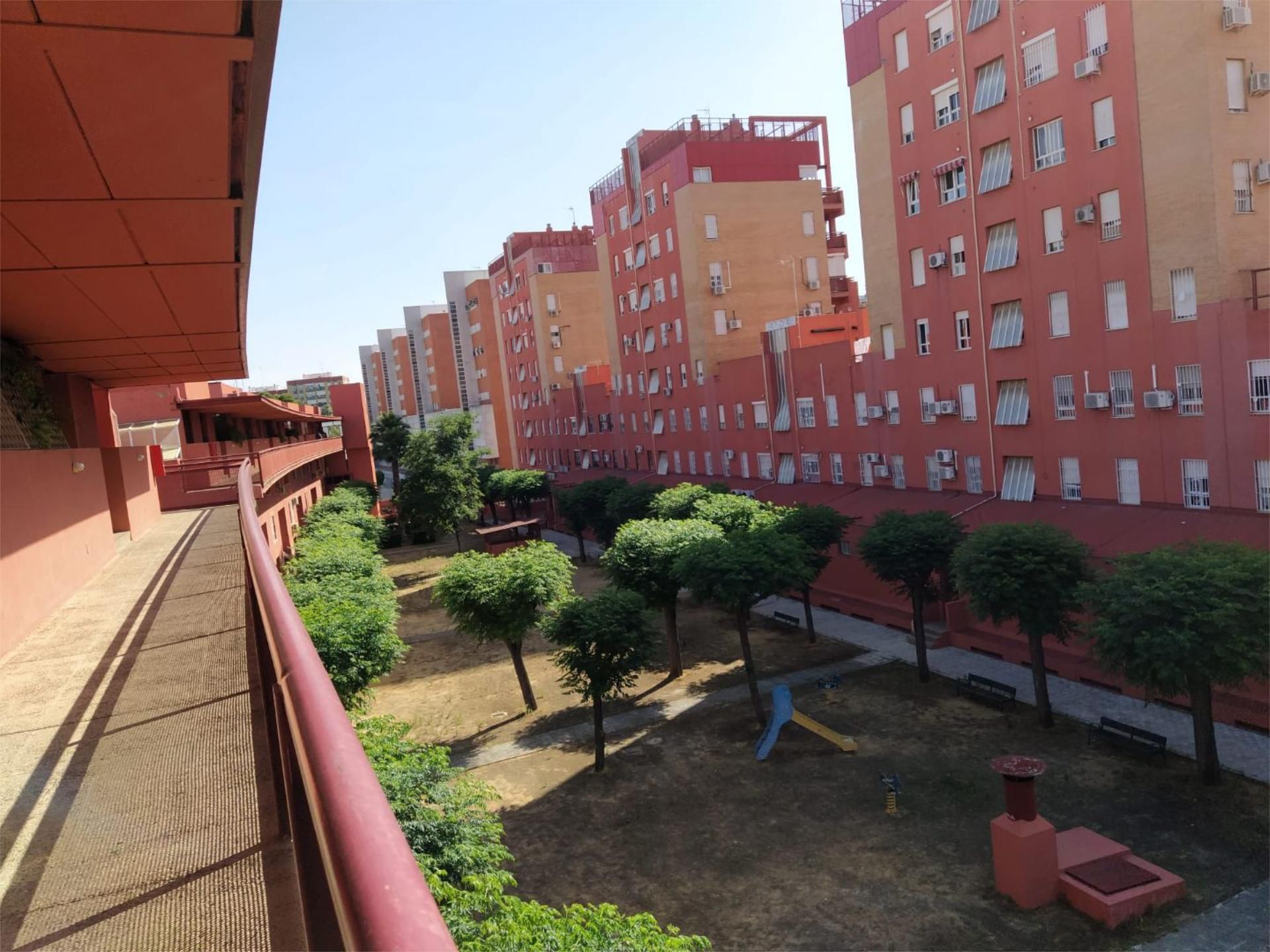 Vista exterior de Piso de alquiler en  Sevilla Capital con Aire acondicionado, Calefacción y Jardín privado