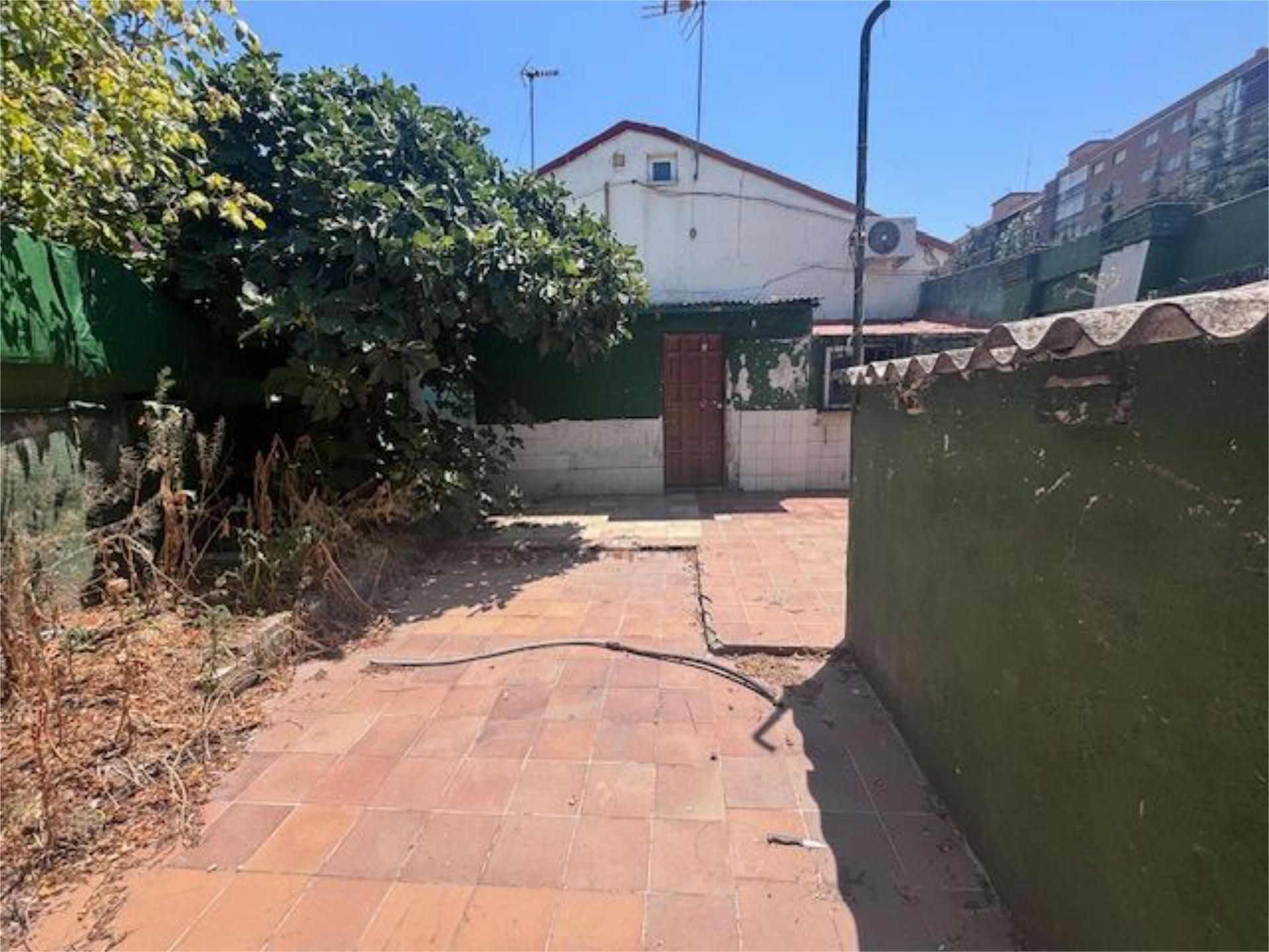 Exterior view of Single-family semi-detached for sale in  Madrid Capital  with Private garden and Storage room