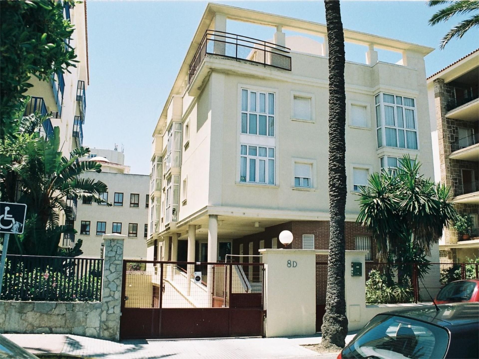 Vista exterior de Pis de lloguer en  Cádiz Capital amb Aire condicionat, Calefacció i Jardí privat