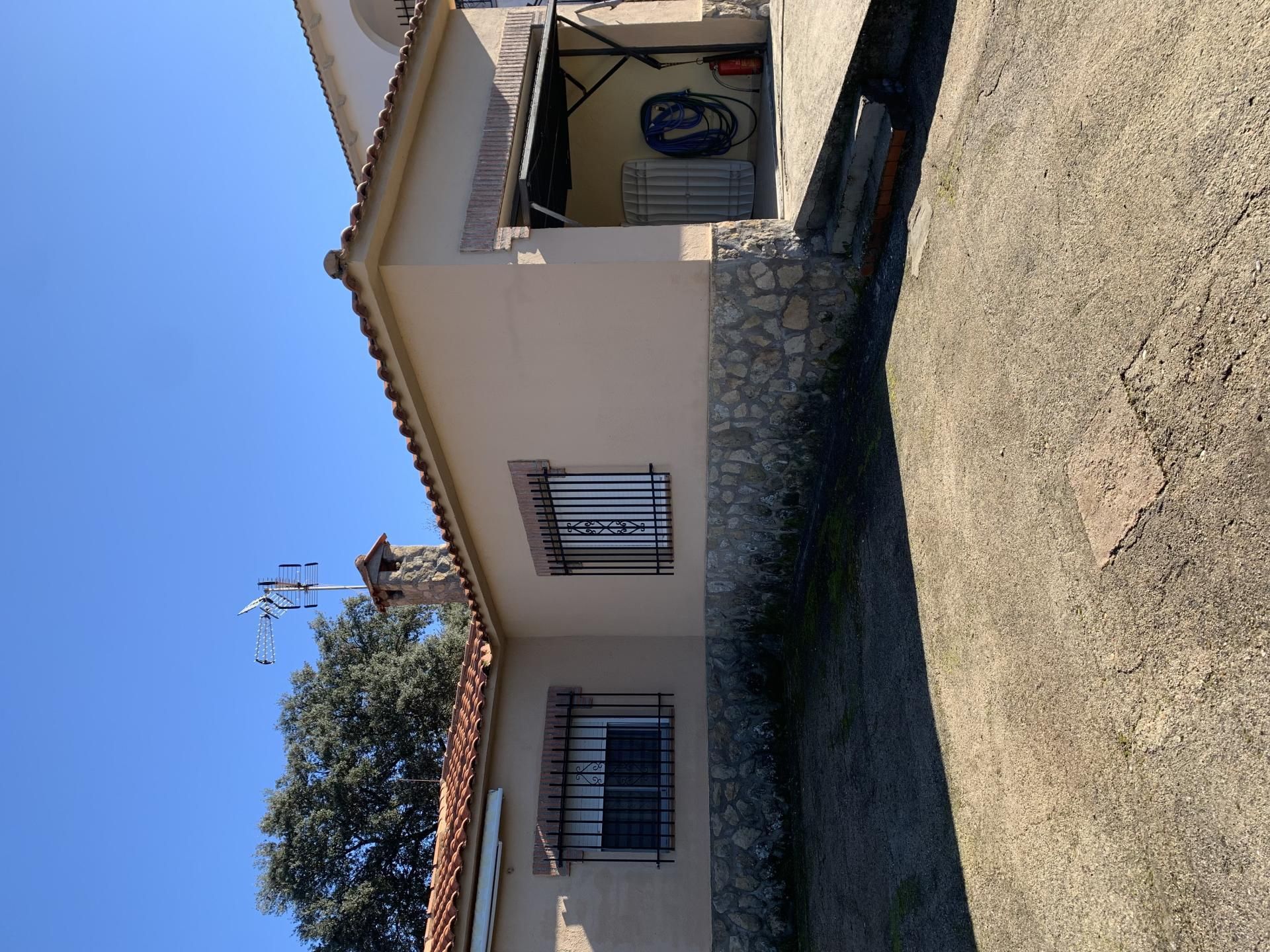 Vista exterior de Casa o xalet en venda en El Casar de Escalona amb Piscina i Balcó