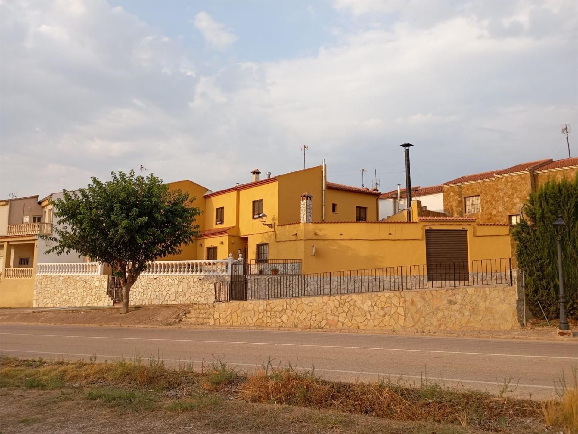 Vista exterior de Casa adosada en venda en Alborea amb Terrassa