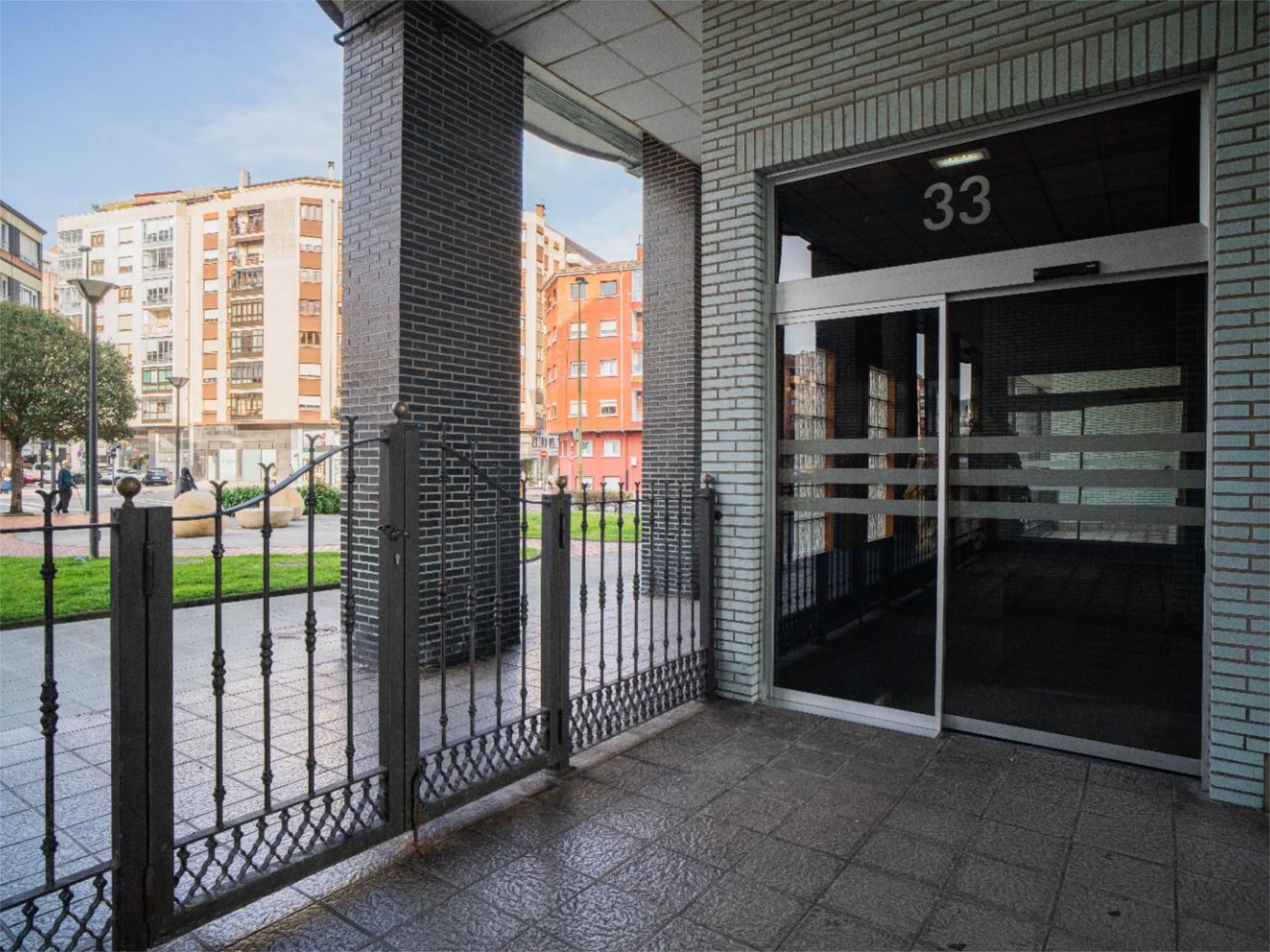 Vista exterior de Pis en venda en Avilés amb Calefacció, Terrassa i Traster