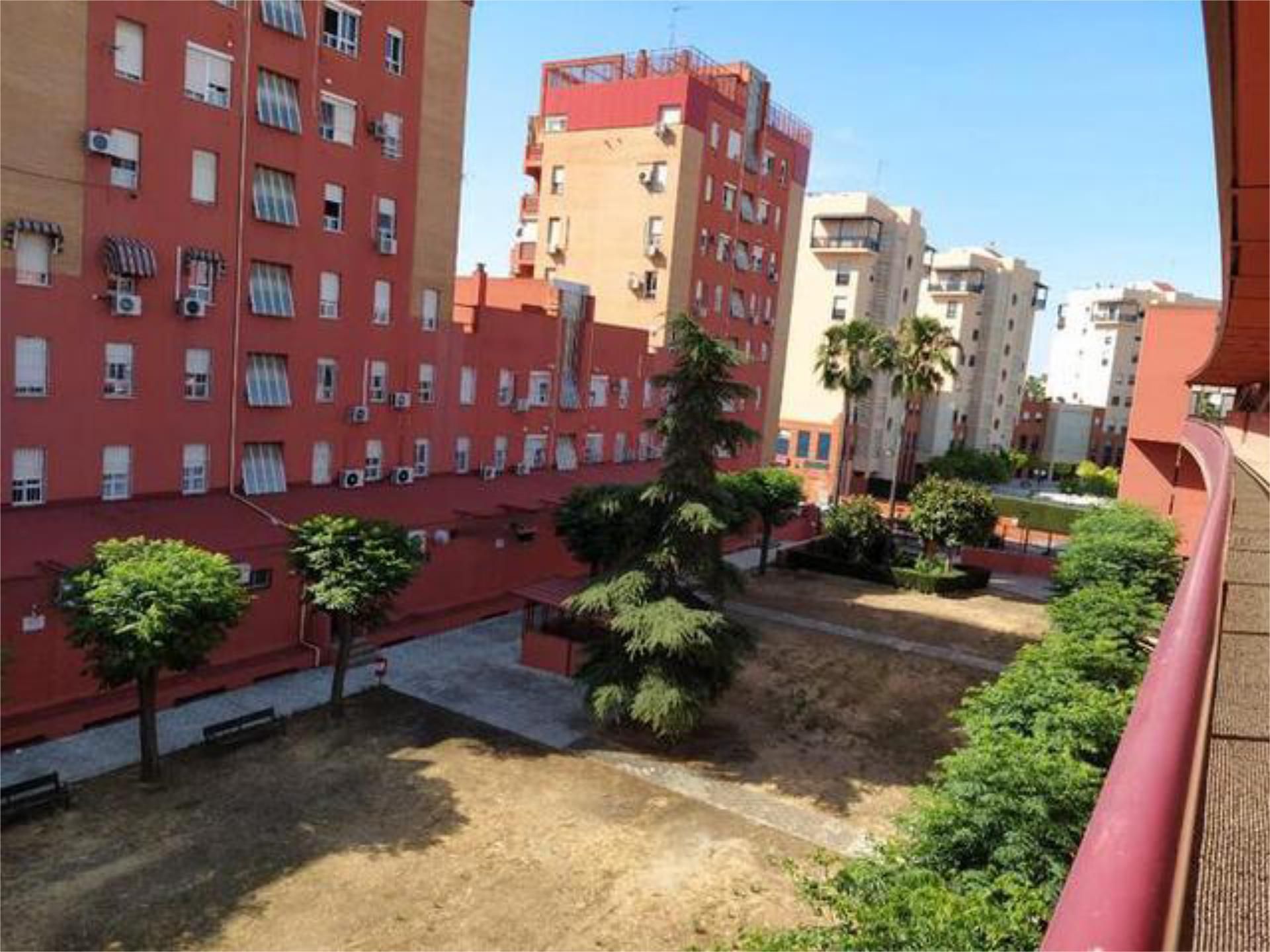 Exterior view of Flat to rent in  Sevilla Capital  with Heating, Private garden and Terrace