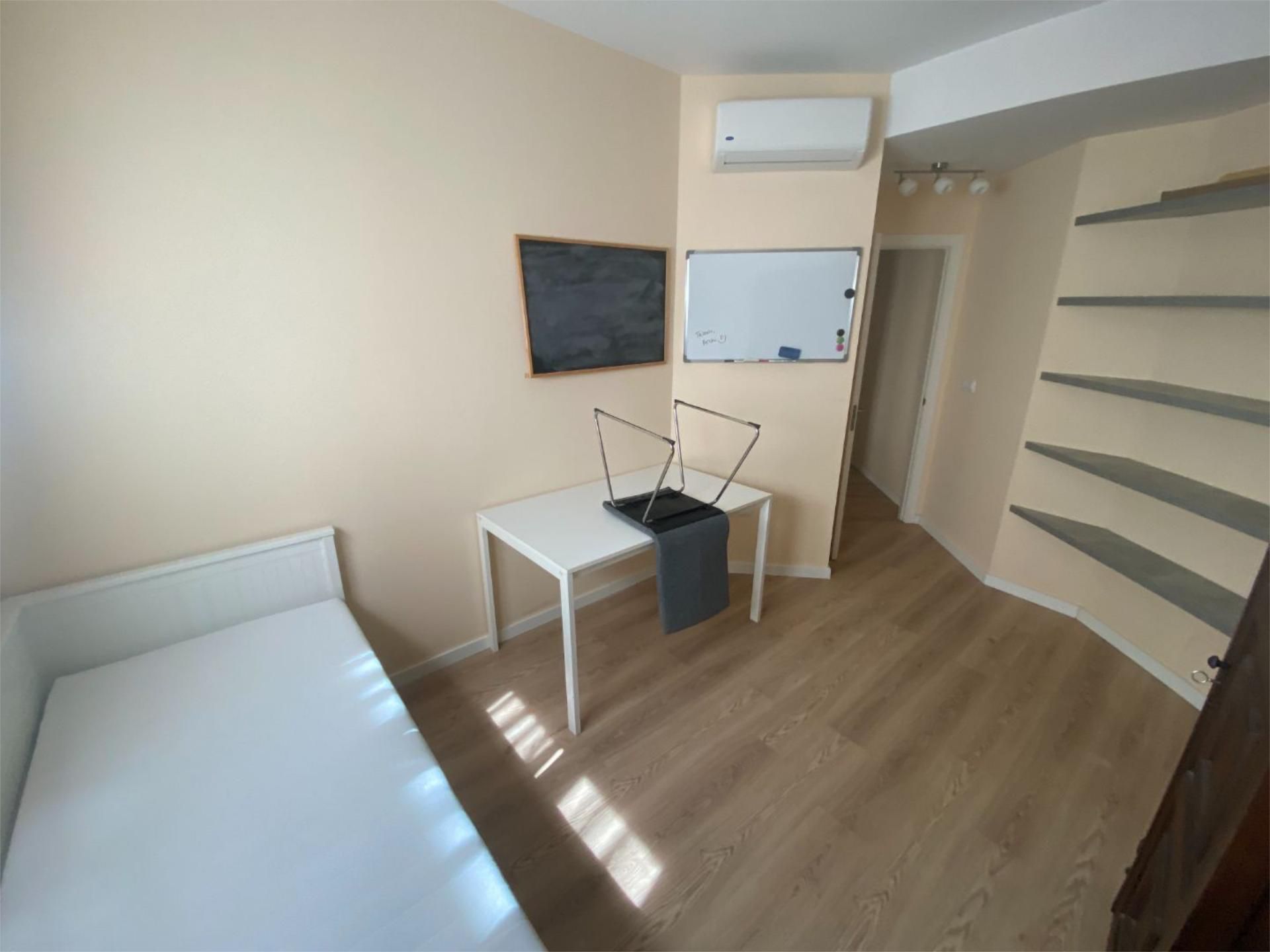 Bedroom of Flat to share in Montequinto  with Air Conditioner, Heating and Parquet flooring