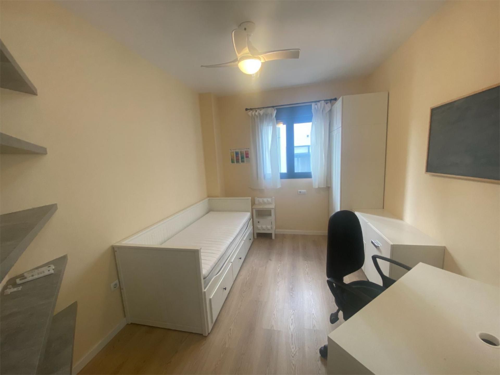 Bedroom of Flat to share in Montequinto  with Air Conditioner, Heating and Parquet flooring