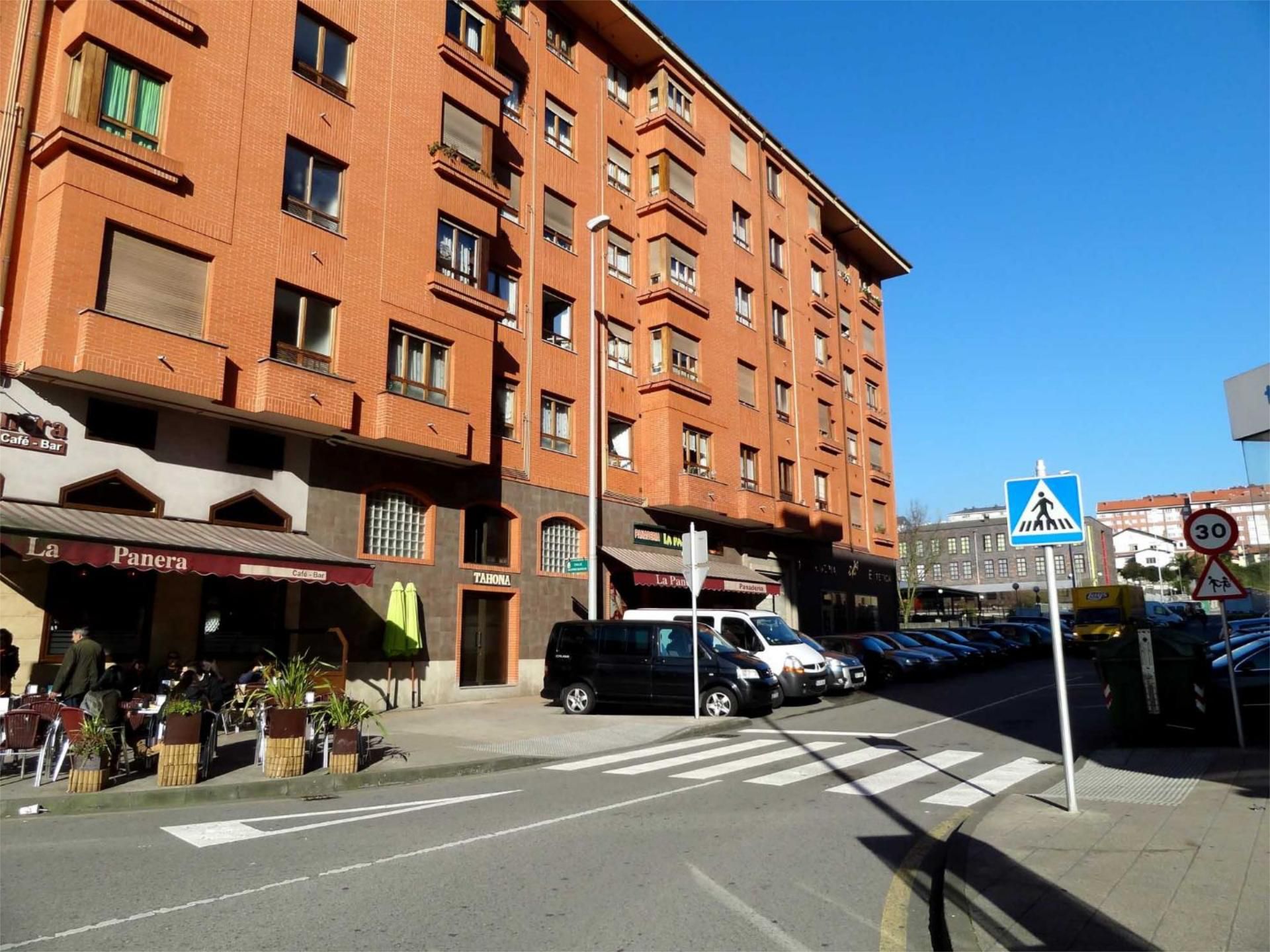Vista exterior de Piso de alquiler en Avilés con Calefacción, Parquet y Amueblado