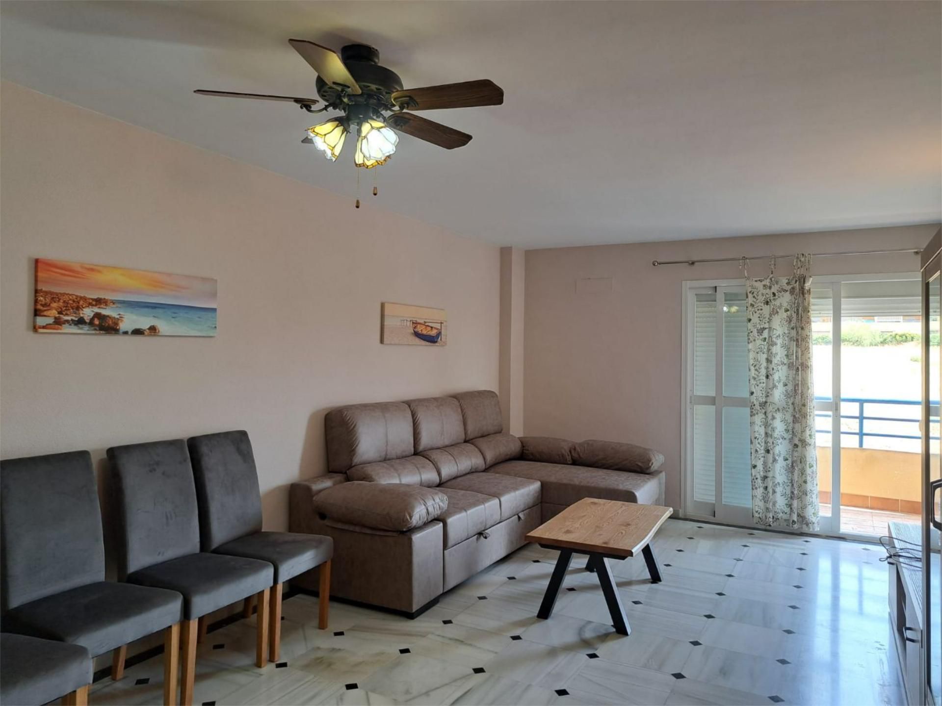 Sala d'estar de Pis de lloguer en Torremolinos amb Jardí privat, Terrassa i Piscina
