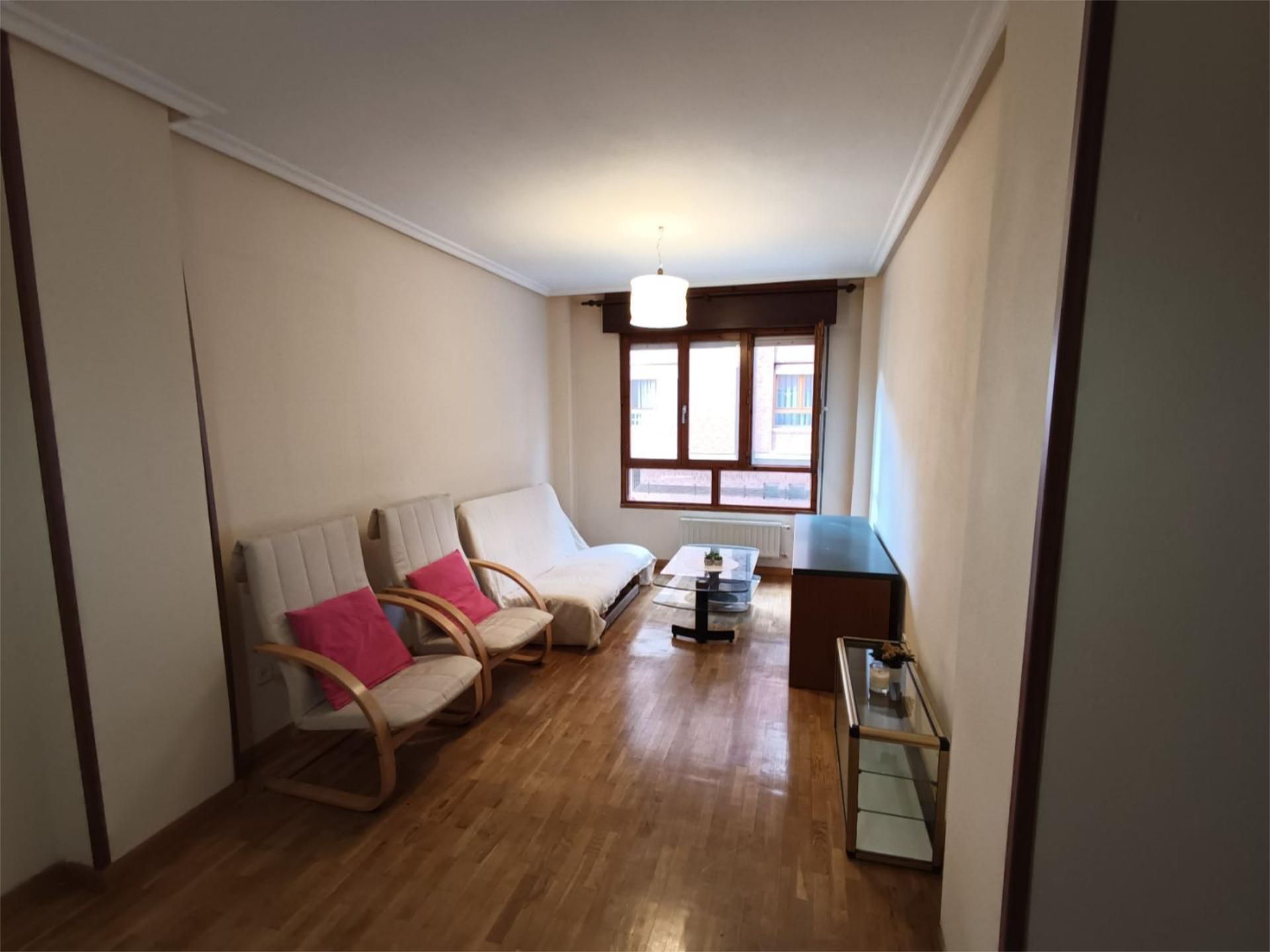 Sala d'estar de Pis de lloguer en Langreo amb Calefacció, Parquet i Moblat