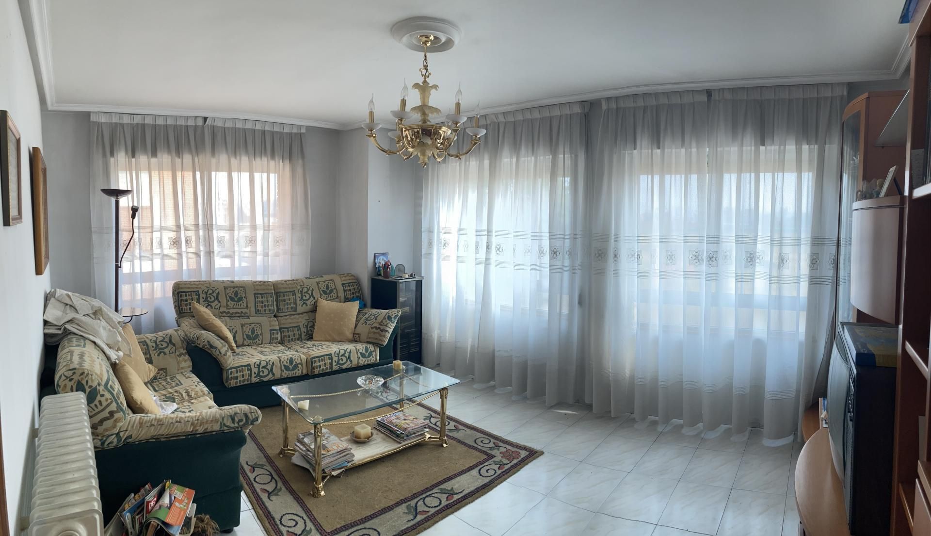 Sala d'estar de Pis en venda en León Capital  amb Calefacció, Parquet i Terrassa