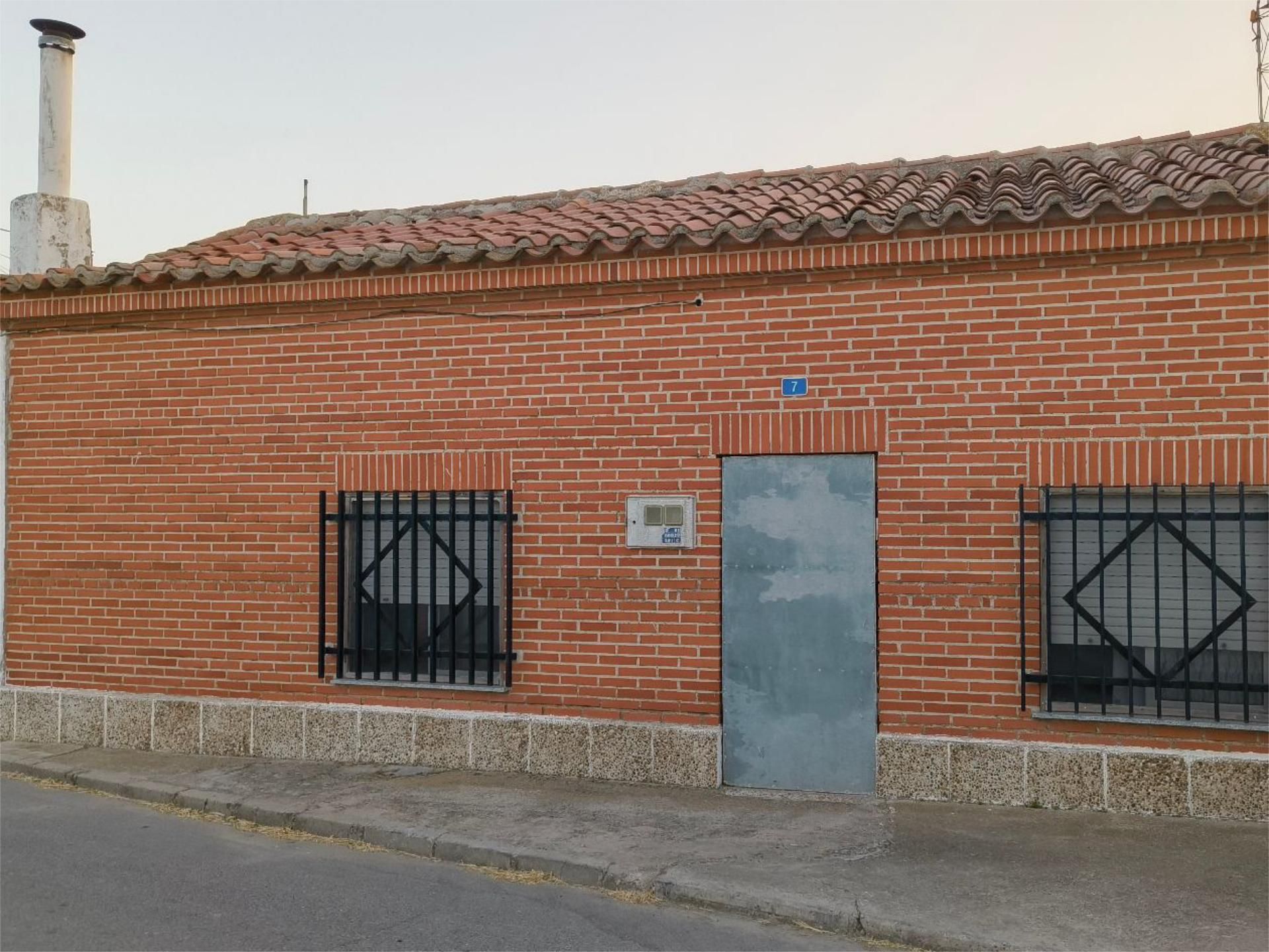 Exterior view of Planta baja for sale in Muñomer del Peco  with Furnished