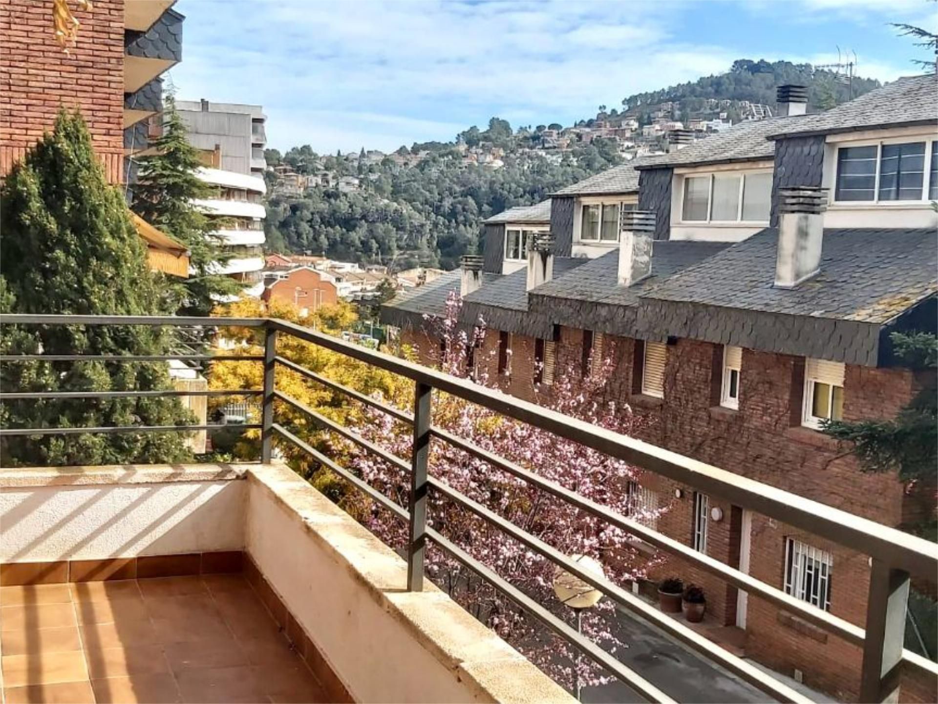 Vista exterior de Pis en venda en Corbera de Llobregat amb Aire condicionat, Terrassa i Balcó