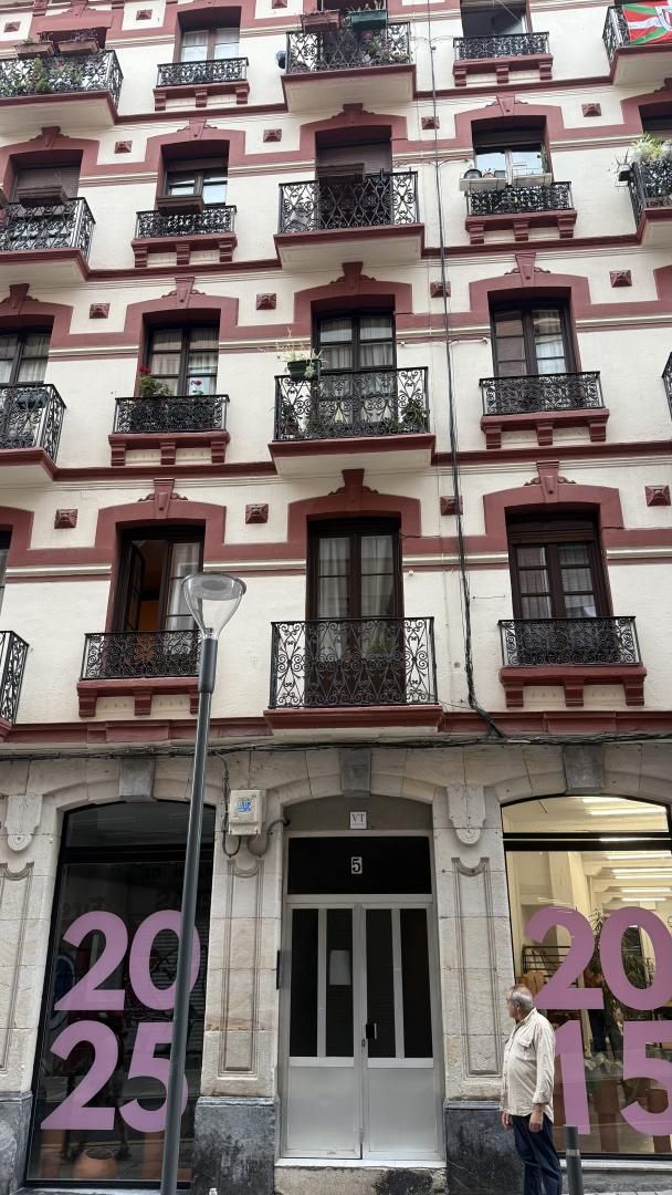 Vista exterior de Pis en venda en Bilbao  amb Balcó