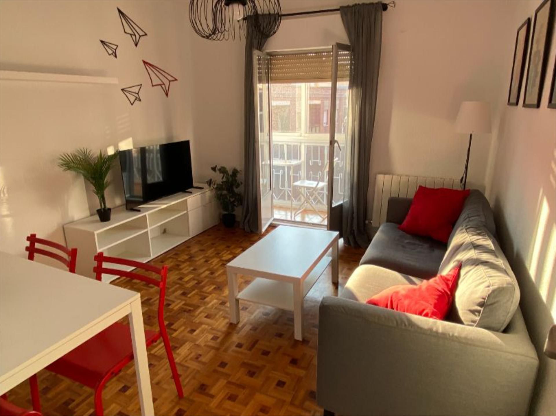 Living room of Flat to rent in Salamanca Capital  with Heating, Parquet flooring and Furnished