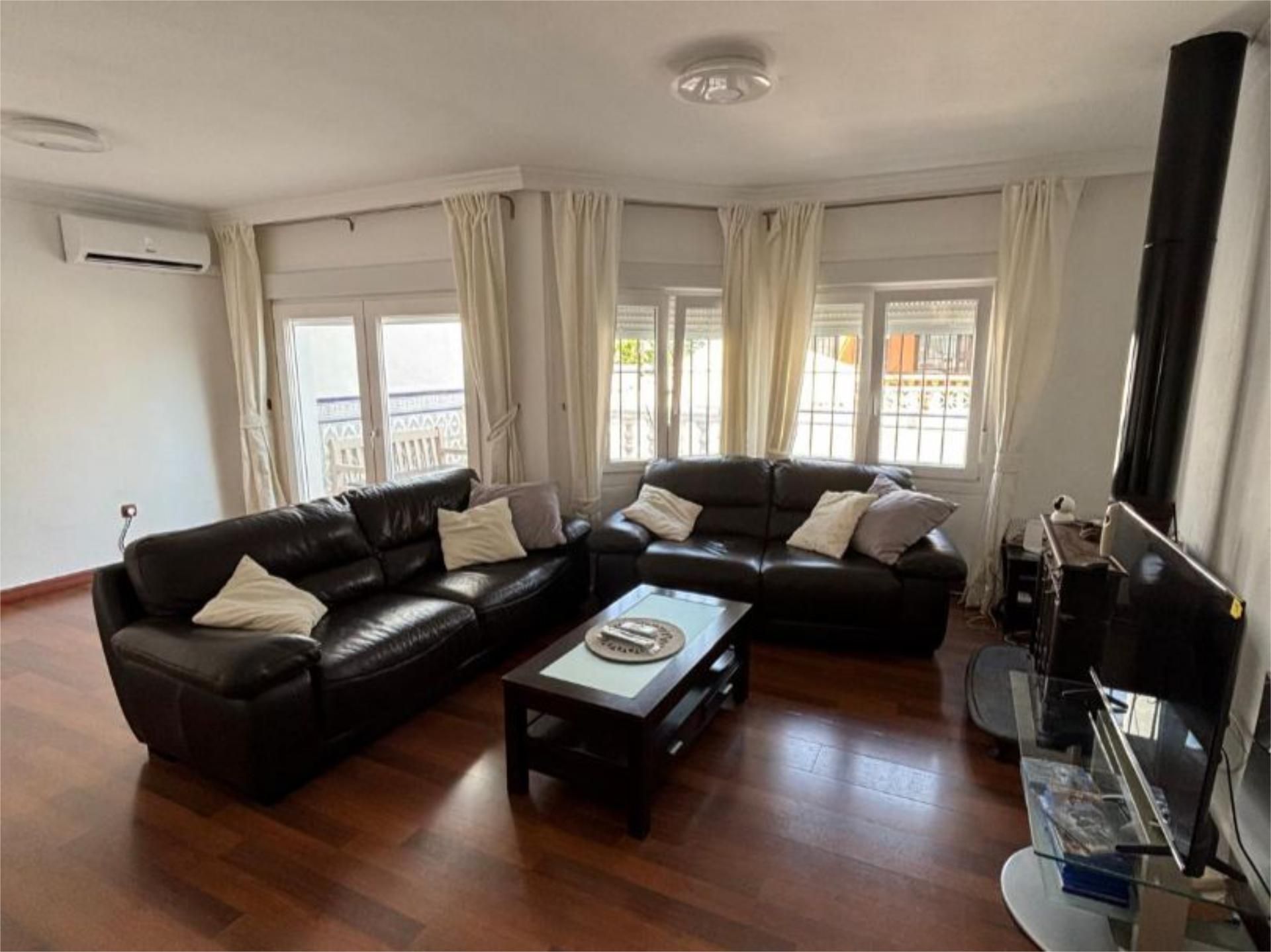 Sala d'estar de Casa adosada per a compartir en Algeciras amb Aire condicionat, Jardí privat i Parquet