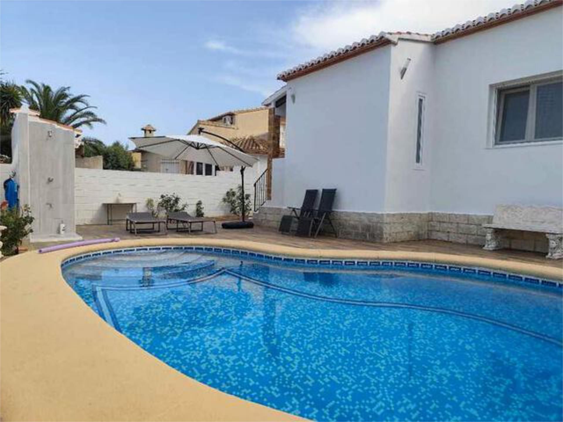 Piscina de Casa adosada en venda en Dénia amb Calefacció, Jardí privat i Terrassa