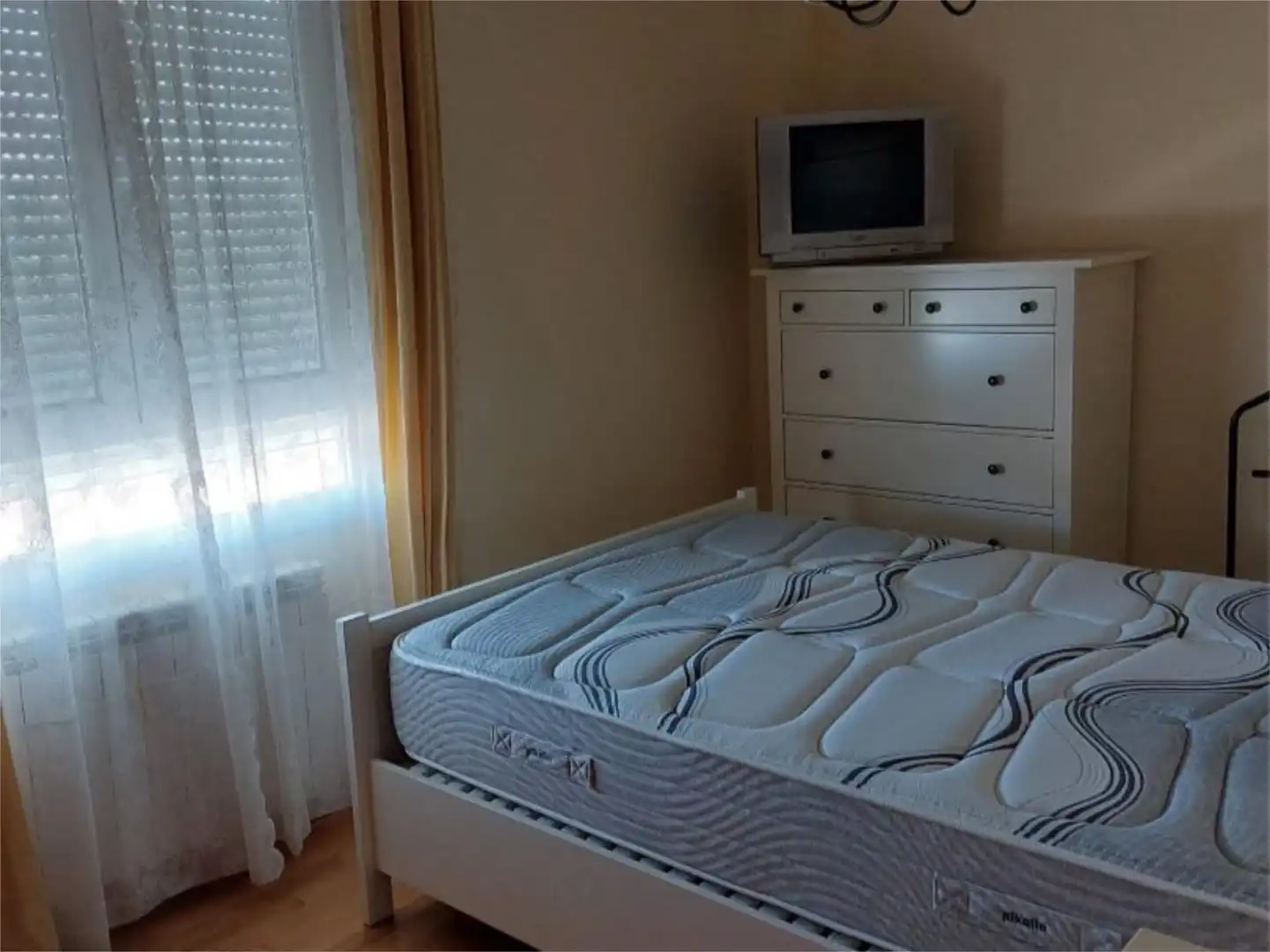 Habitación de Piso de alquiler en Ávila con Calefacción, Parquet y Amueblado
