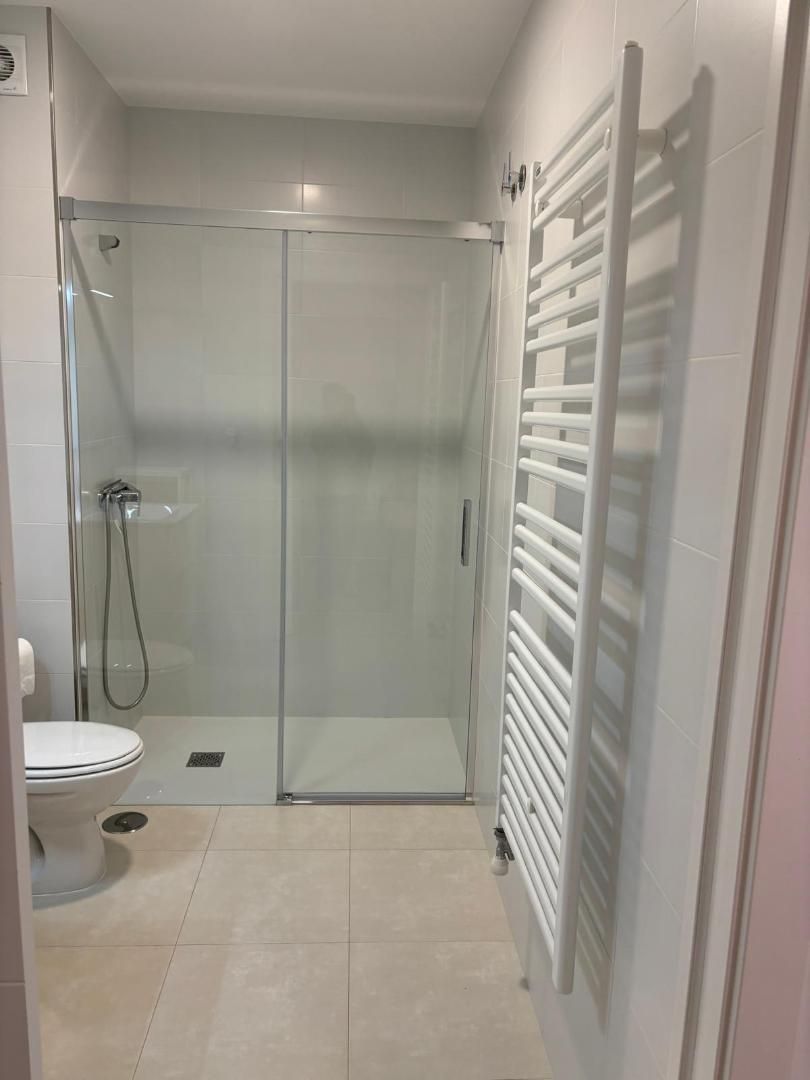 Bathroom of Apartment to rent in Santiago de Compostela   with Heating, Furnished and Oven