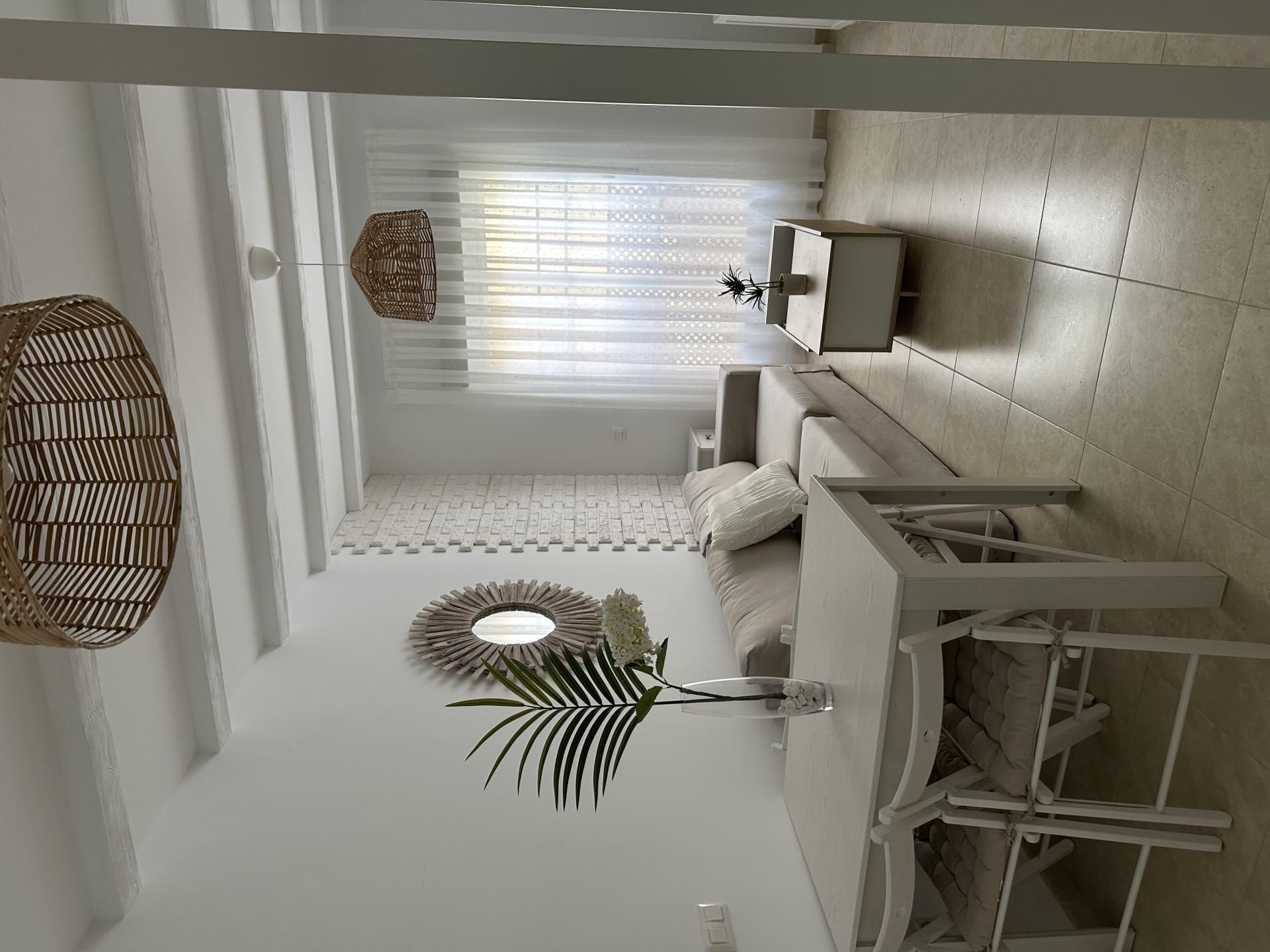 Sala d'estar de Pis de lloguer en El Puerto de Santa María amb Aire condicionat, Calefacció i Moblat