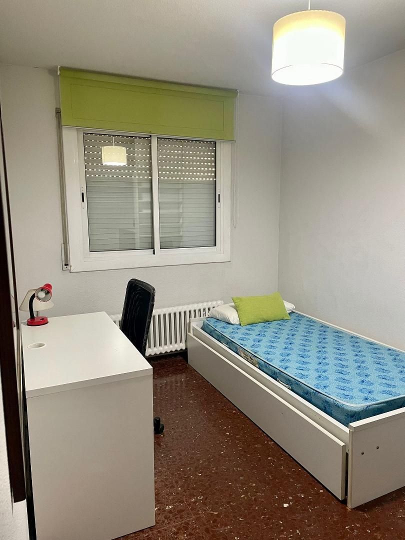 Bedroom of Flat to share in Cerdanyola del Vallès  with Heating, Furnished and Balcony