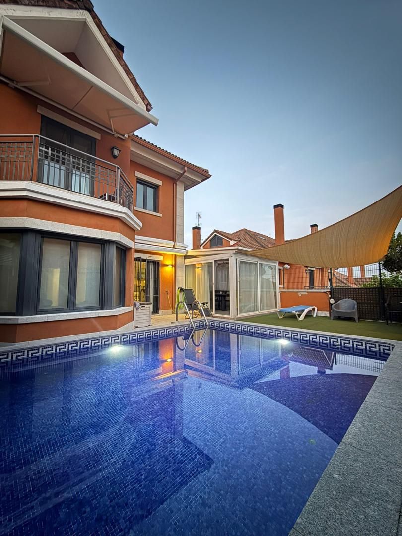 Swimming pool of House or chalet for sale in San Lorenzo de El Escorial  with Air Conditioner, Heating and Private garden