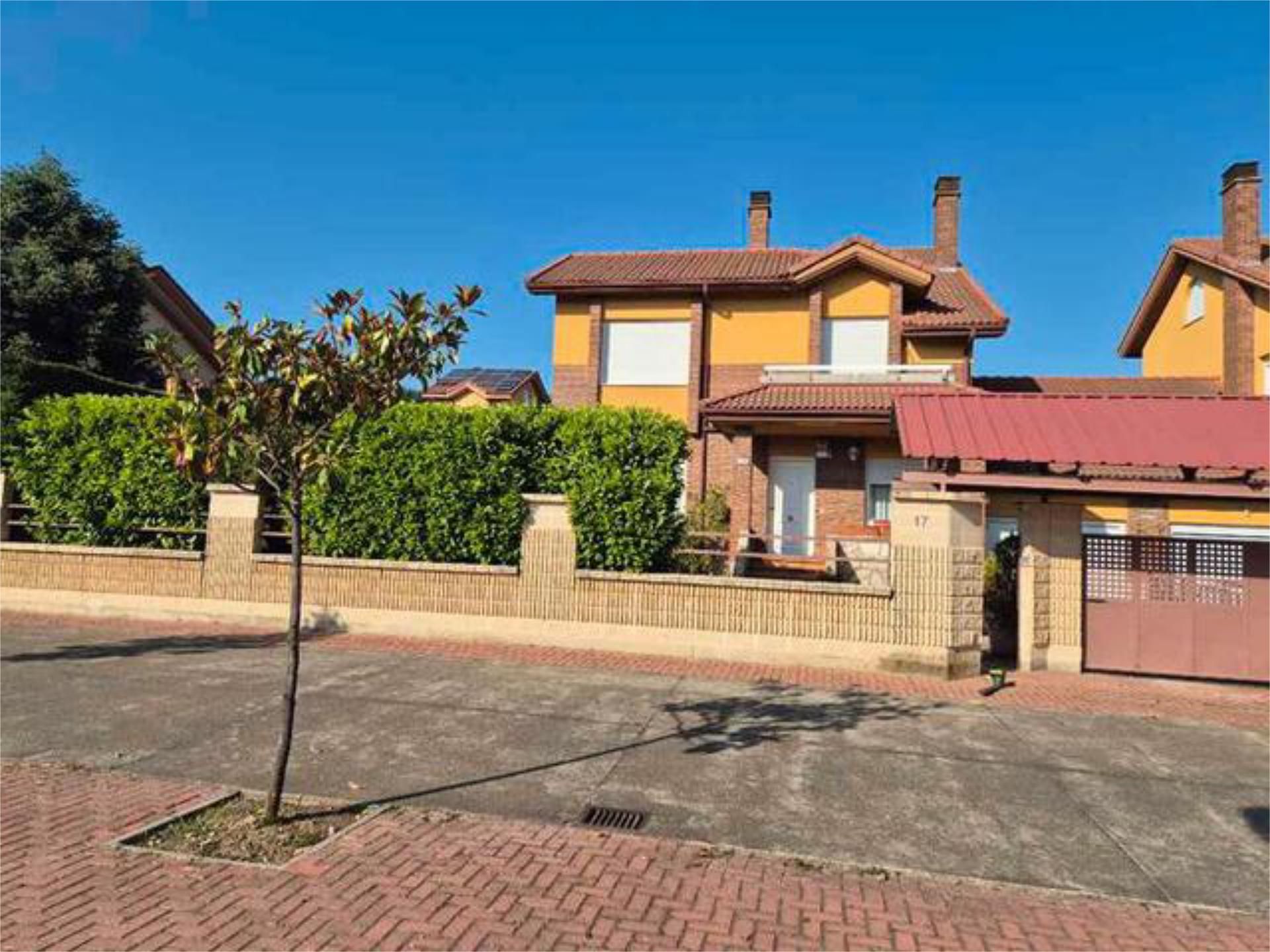 Vista exterior de Casa adosada en venda en León Capital  amb Calefacció, Jardí privat i Terrassa