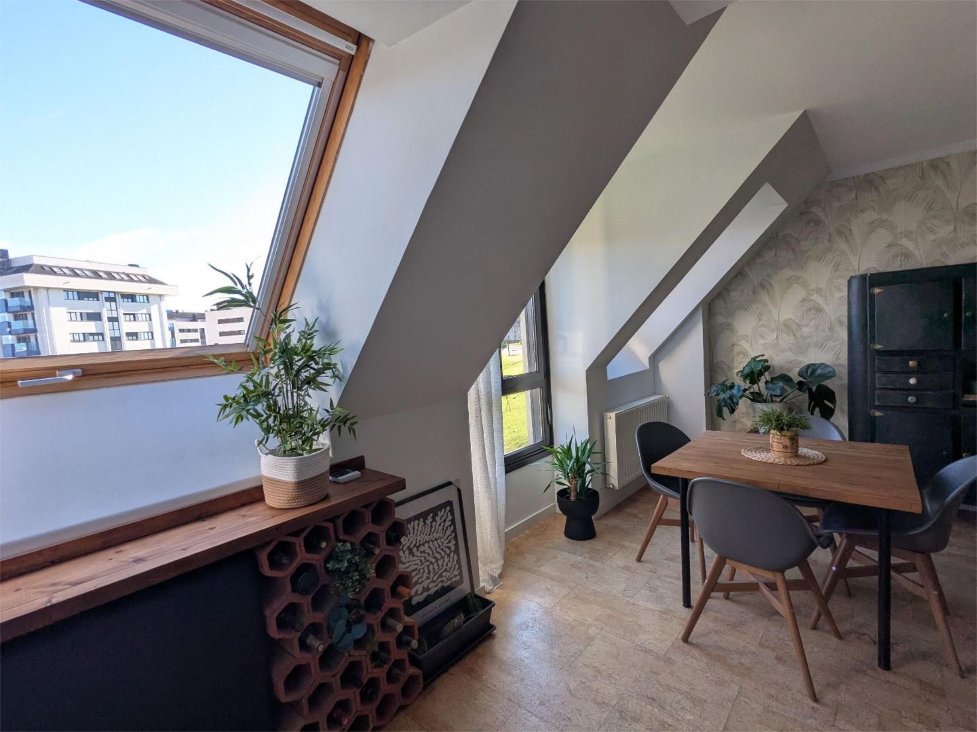 Comedor de Piso en venta en Oviedo  con Trastero y Parking comunitario