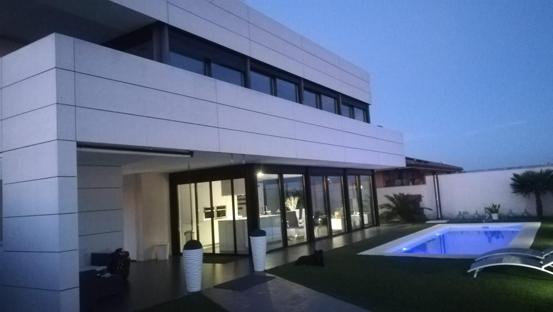 Vista exterior de Casa o xalet en venda en Roales amb Calefacció, Jardí privat i Terrassa