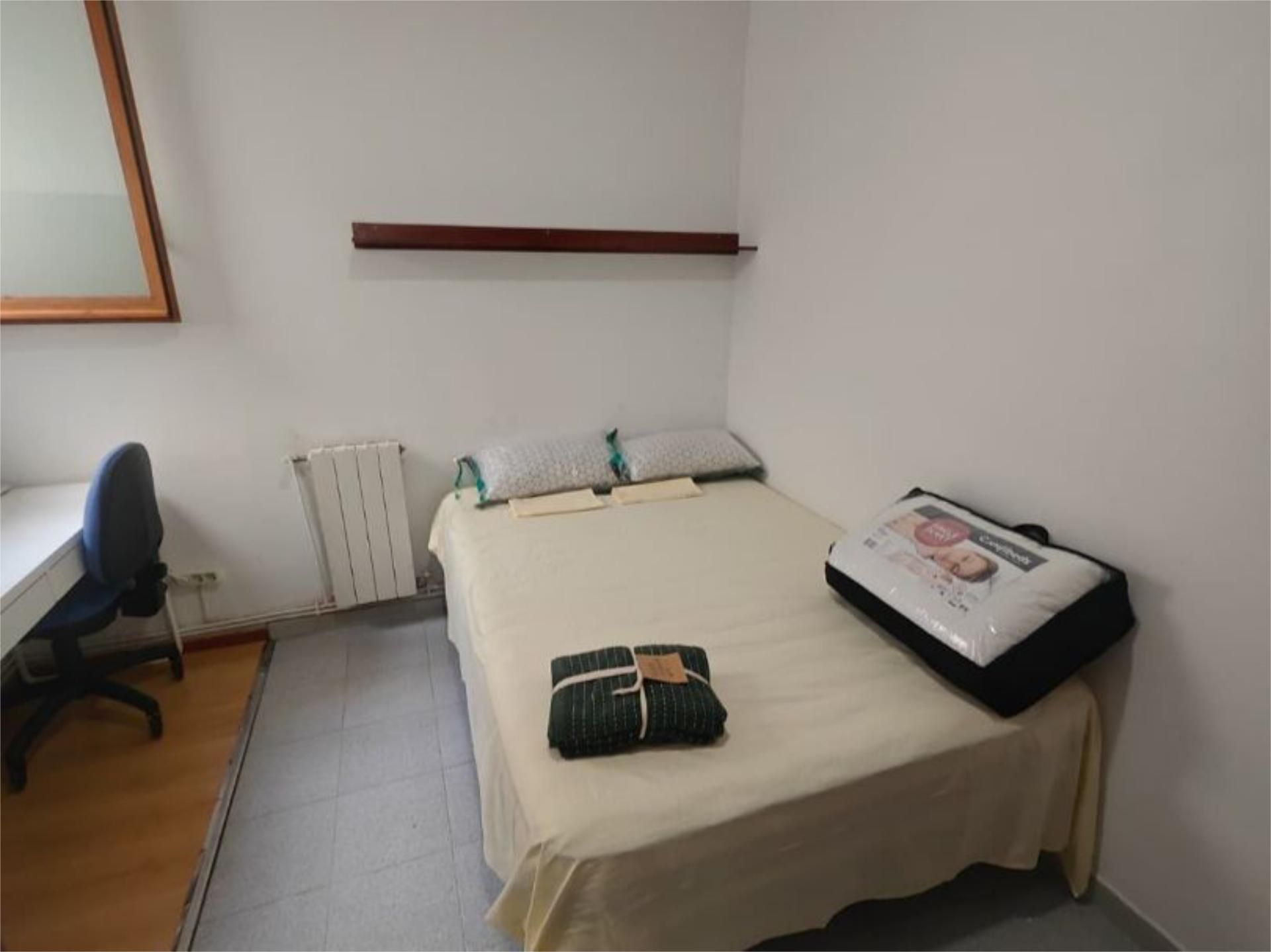 Bedroom of Attic to share in Terrassa  with Heating, Private garden and Furnished