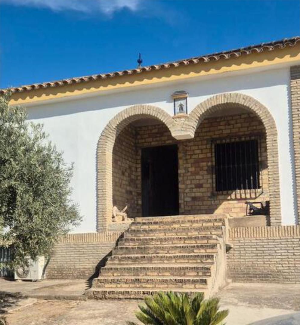 Exterior view of Single-family semi-detached for sale in Dos Hermanas  with Private garden and Swimming Pool