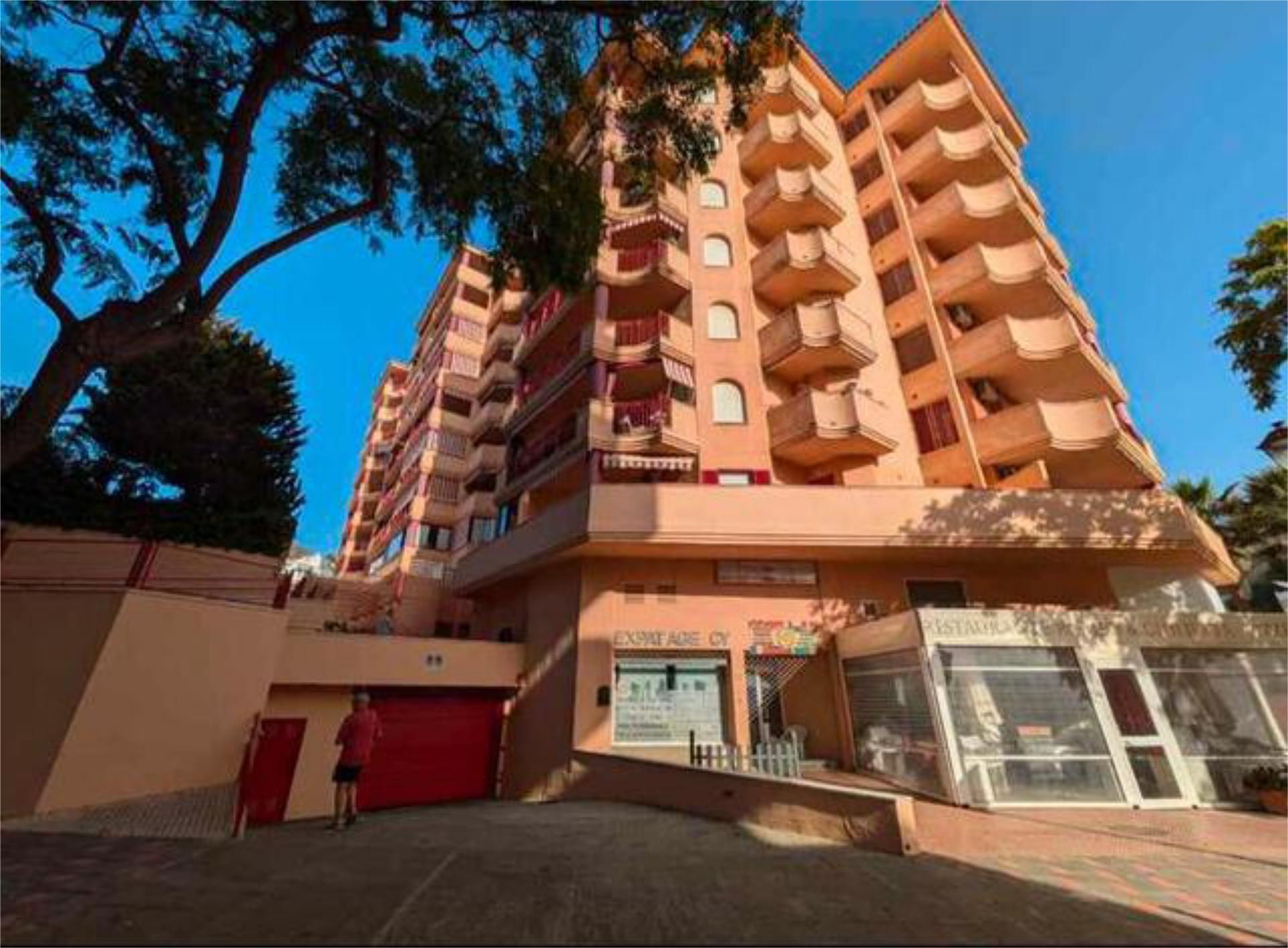 Vista exterior de Apartament de lloguer en Fuengirola amb Jardí privat, Terrassa i Piscina
