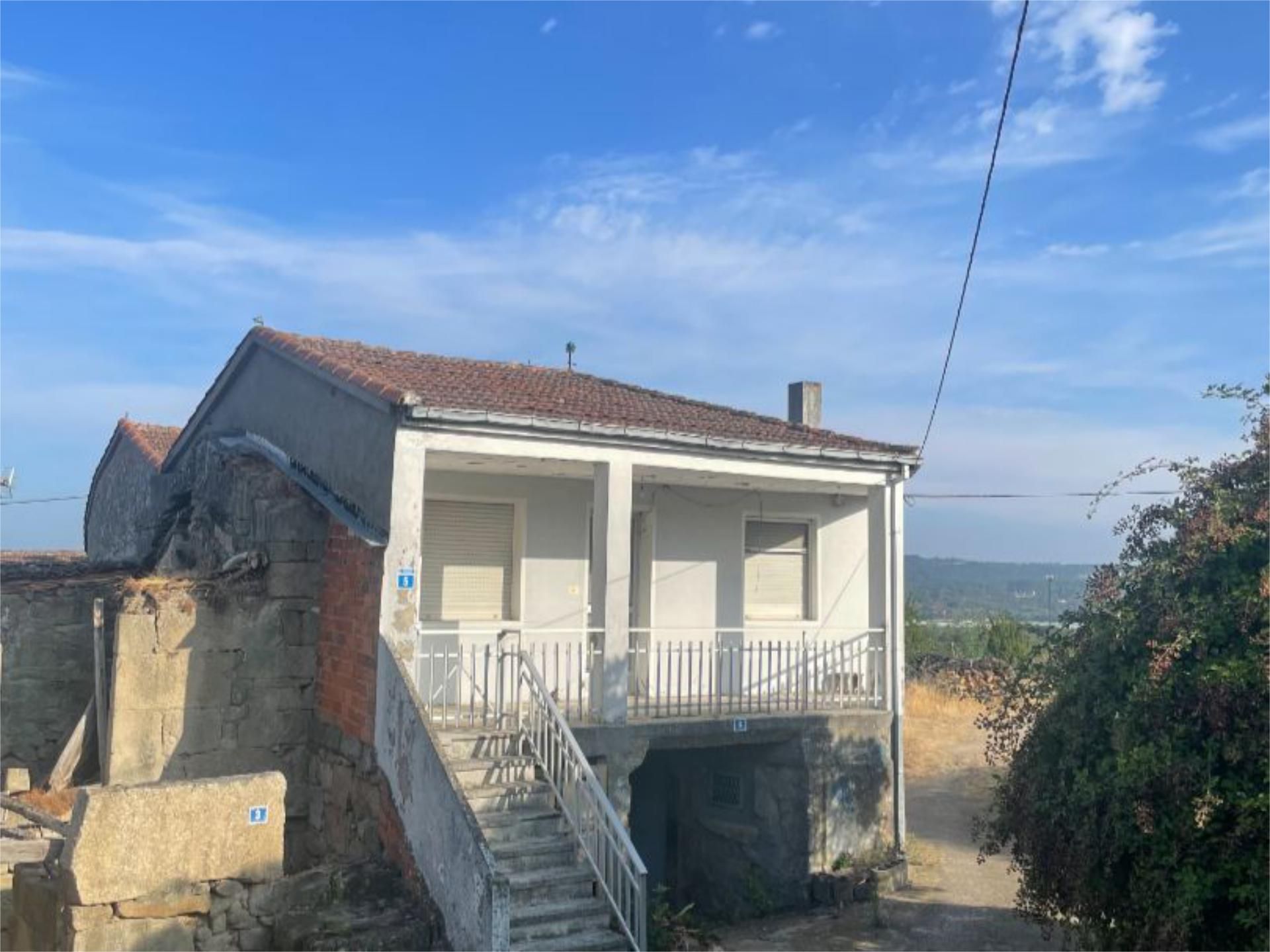 Vista exterior de Casa o xalet en venda en San Cibrao das Viñas amb Terrassa i Balcó