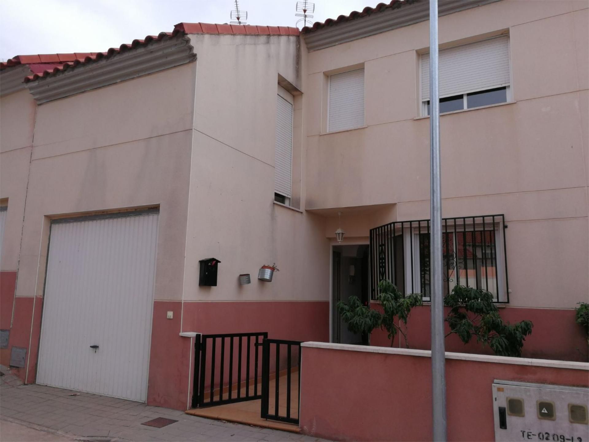 Vista exterior de Casa o xalet en venda en Dosbarrios amb Calefacció i Jardí privat
