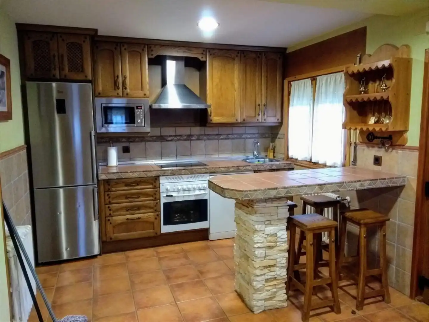 Cuina de Casa o xalet de lloguer en Navarredonda de Gredos amb Calefacció, Terrassa i Moblat