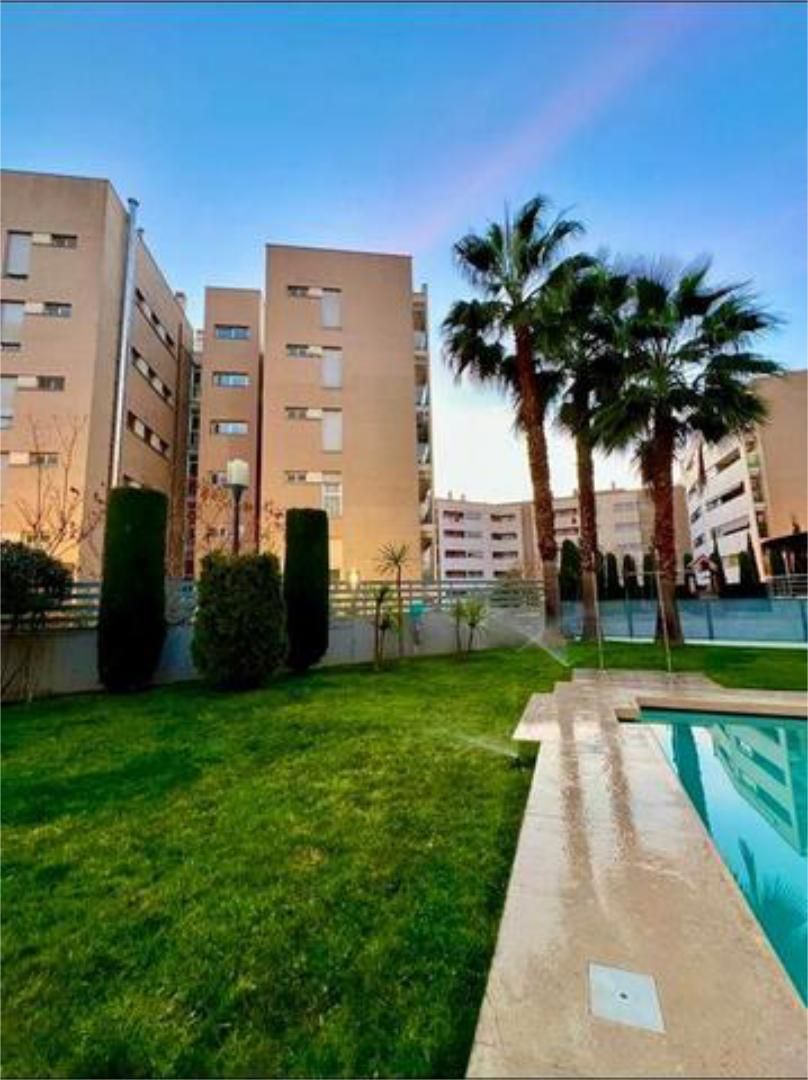 Vista exterior de Pis de lloguer en  Granada Capital amb Calefacció, Jardí privat i Terrassa