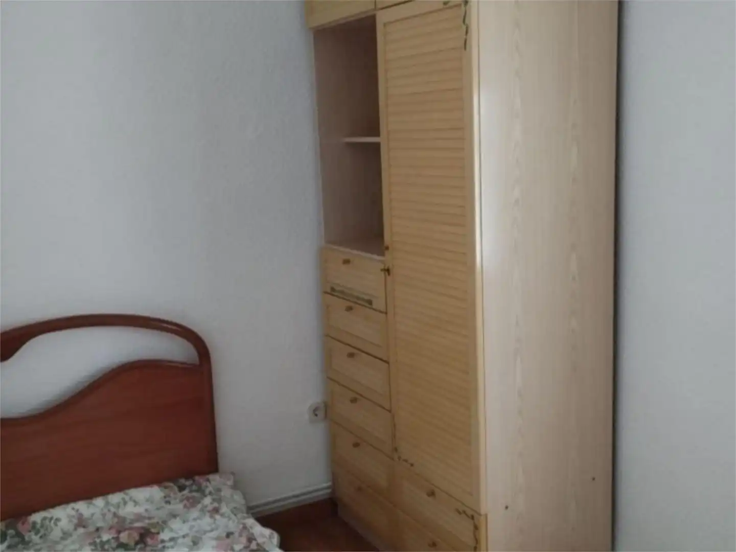 Habitación de Piso de alquiler en Jaén con Calefacción, Parquet y Amueblado
