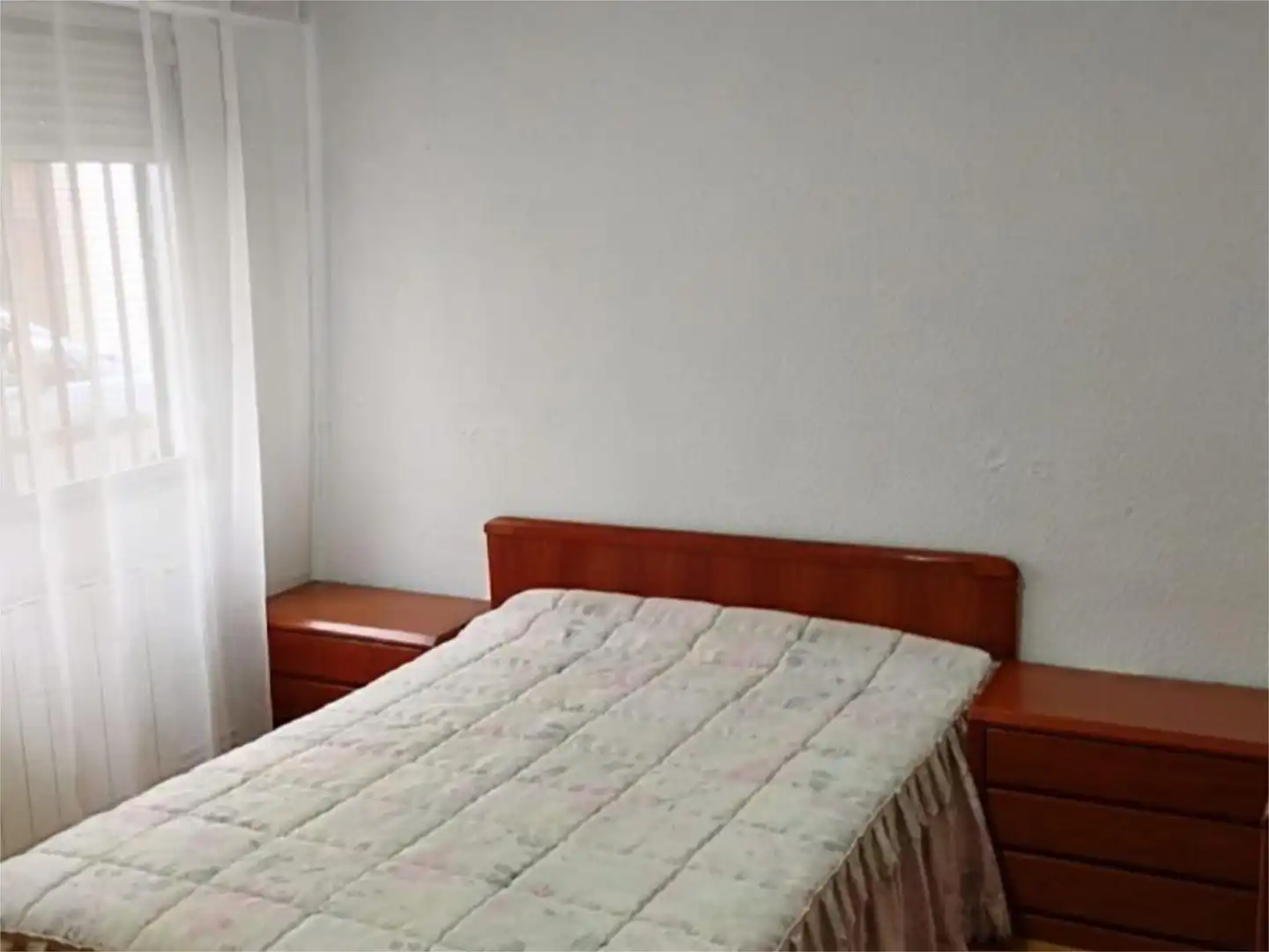 Habitación de Piso de alquiler en Jaén con Calefacción, Parquet y Amueblado