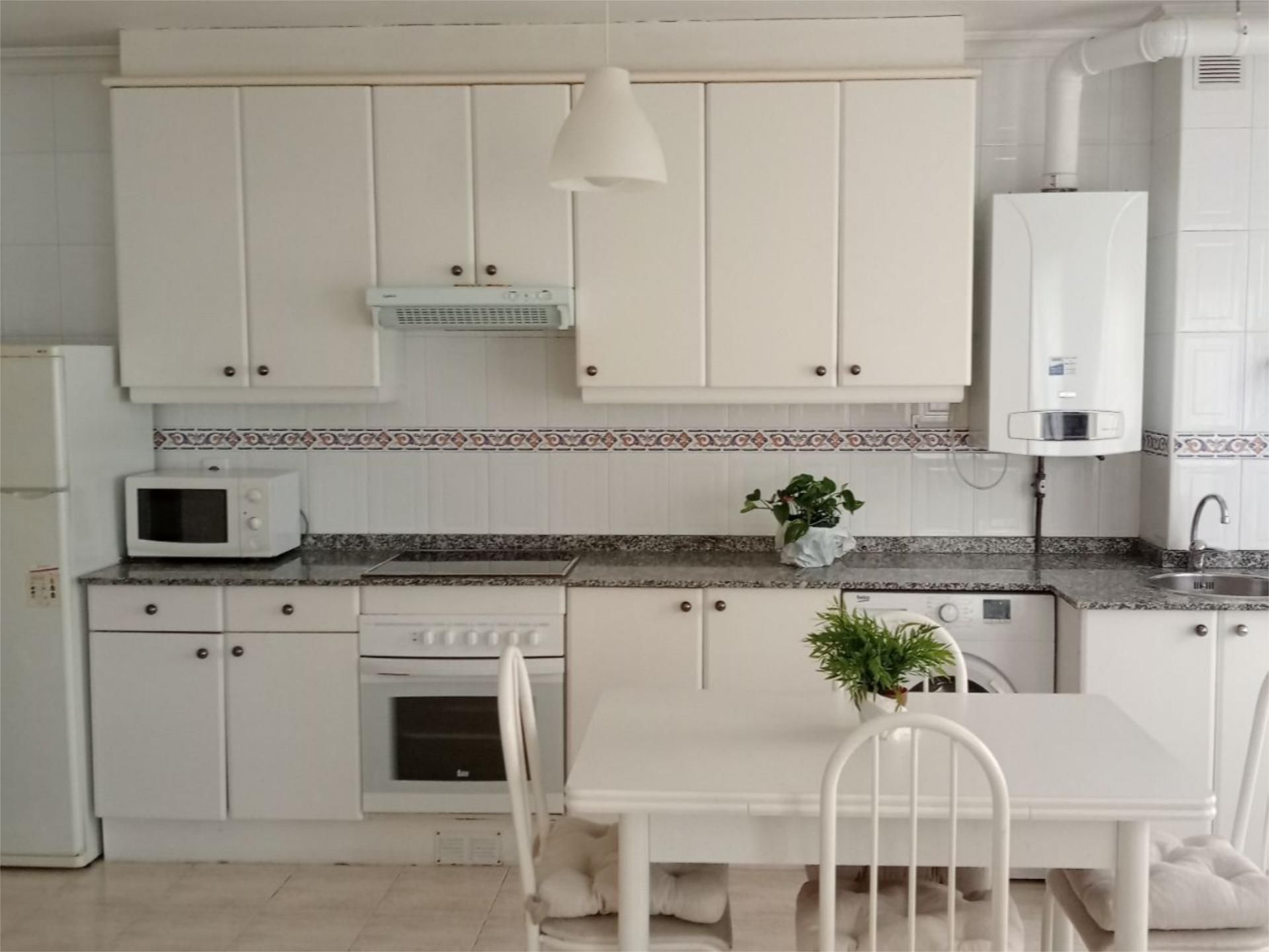 Cocina de Piso para compartir en Oviedo  con Calefacción, Parquet y Amueblado