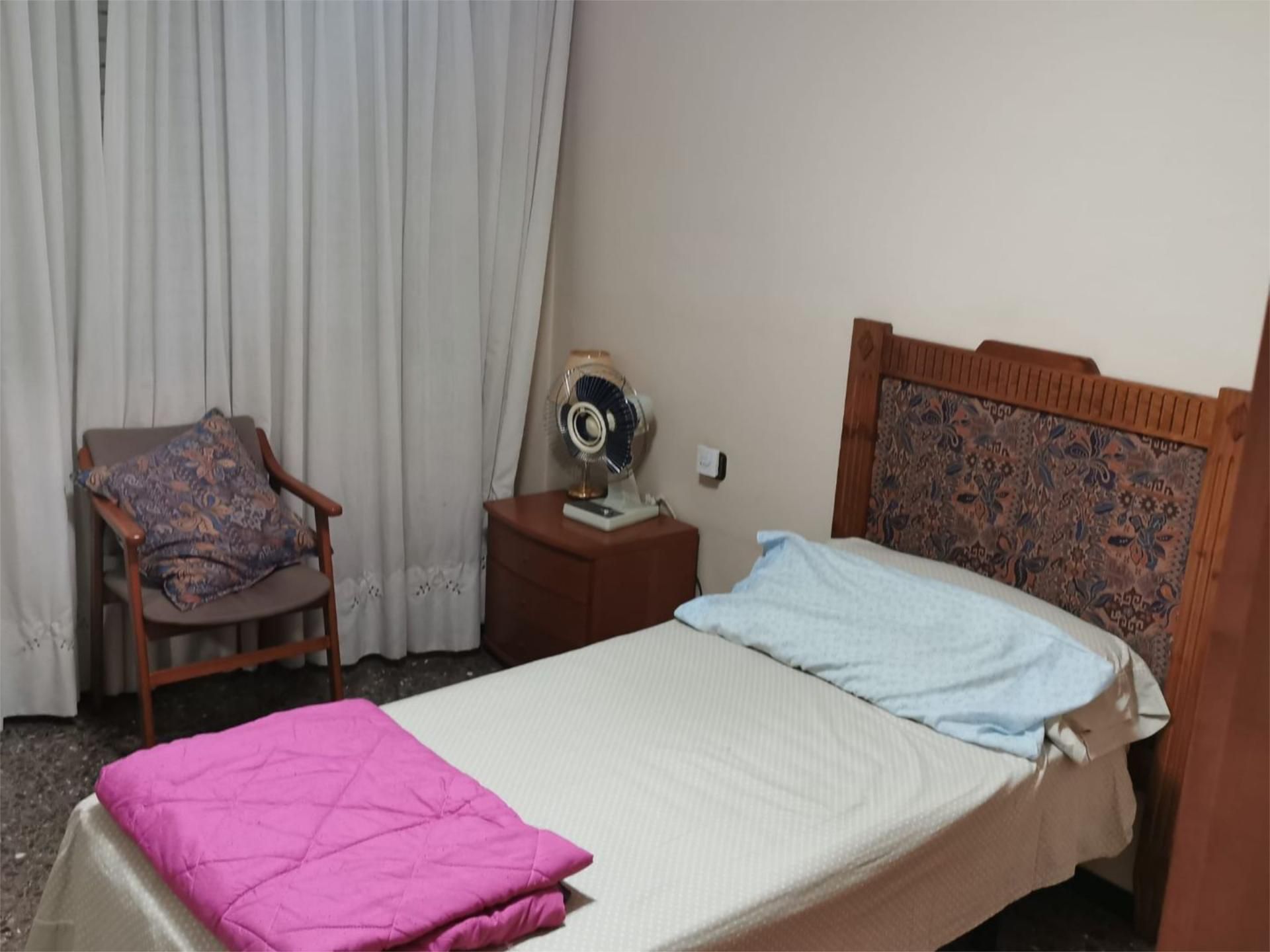 Bedroom of Flat to share in Terrassa  with Air Conditioner, Heating and Furnished