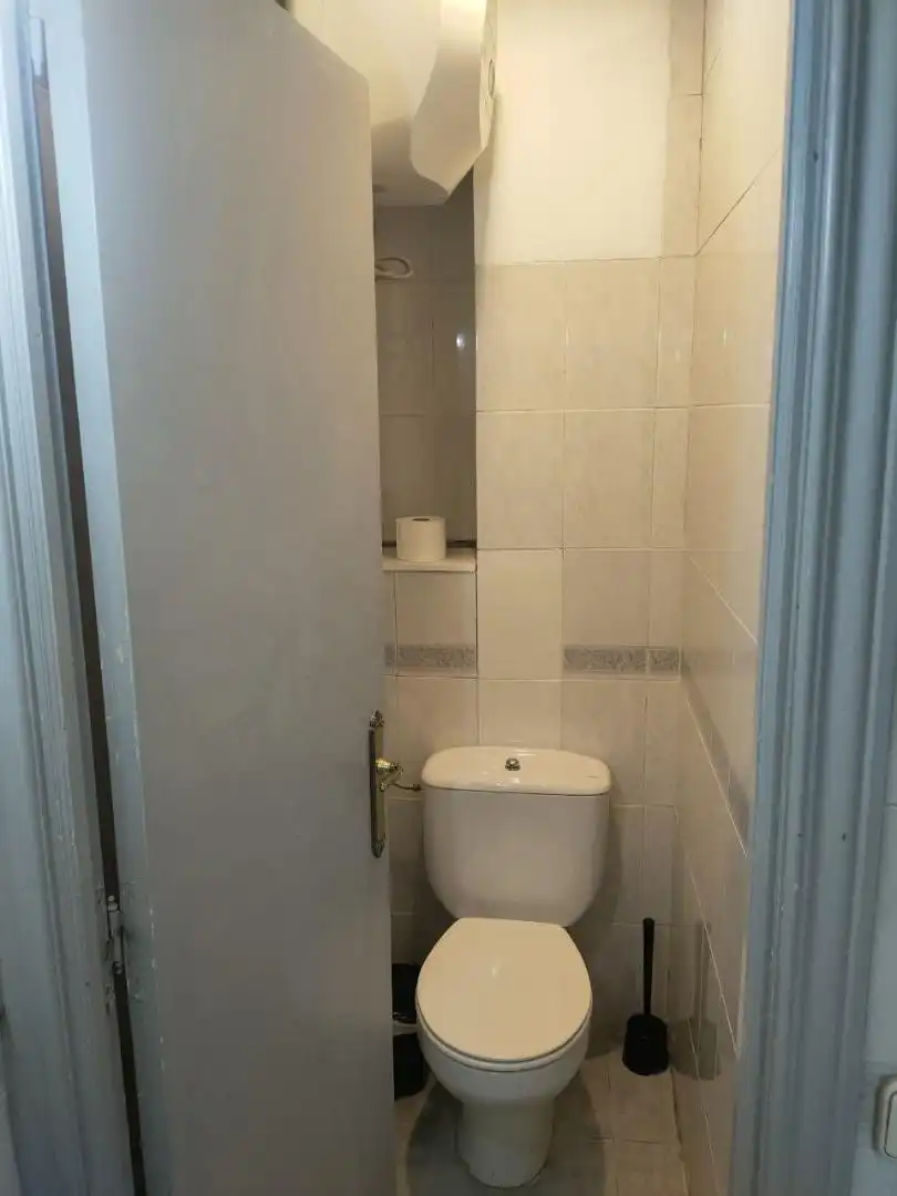 Badezimmer von Erdgeschoss zur untervermieten in Madrid mit Heizung, Parkett und Möbliert