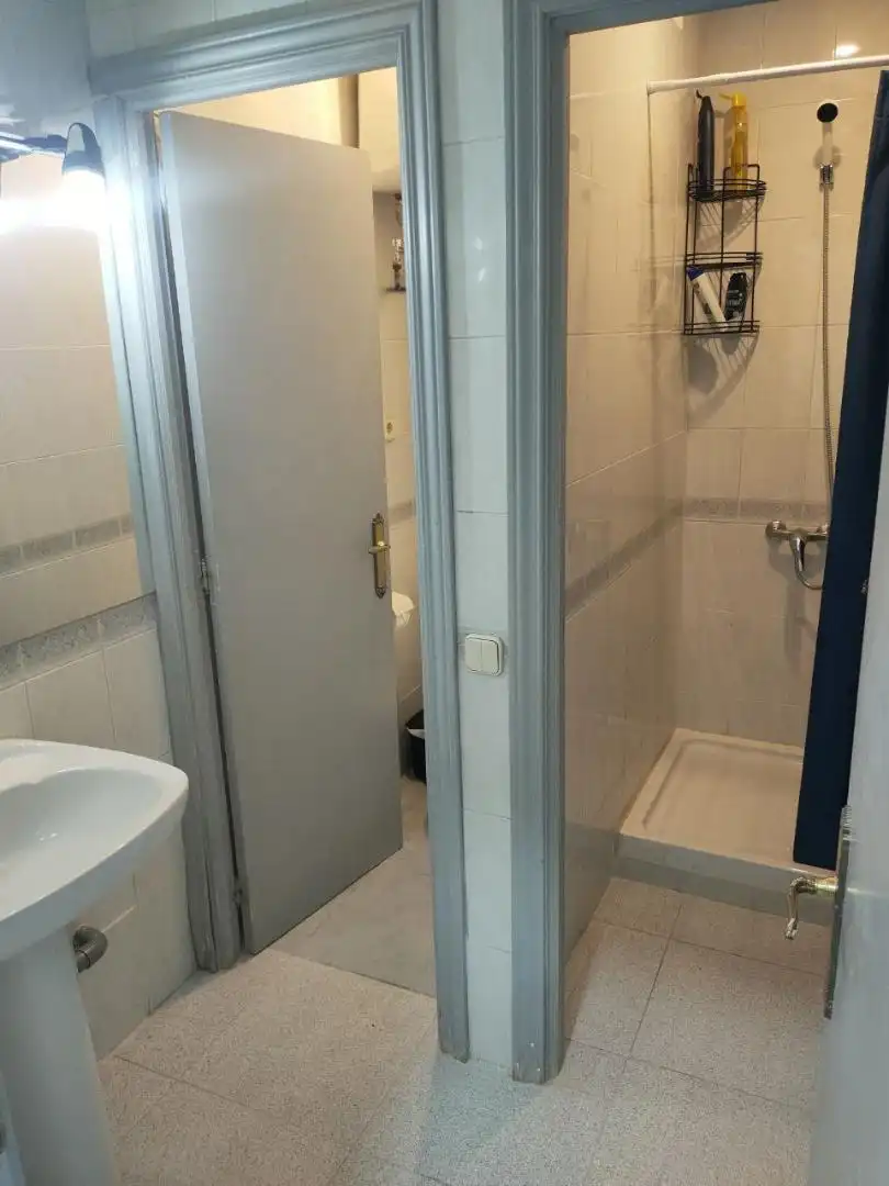 Badezimmer von Erdgeschoss zur untervermieten in Madrid mit Heizung, Parkett und Möbliert
