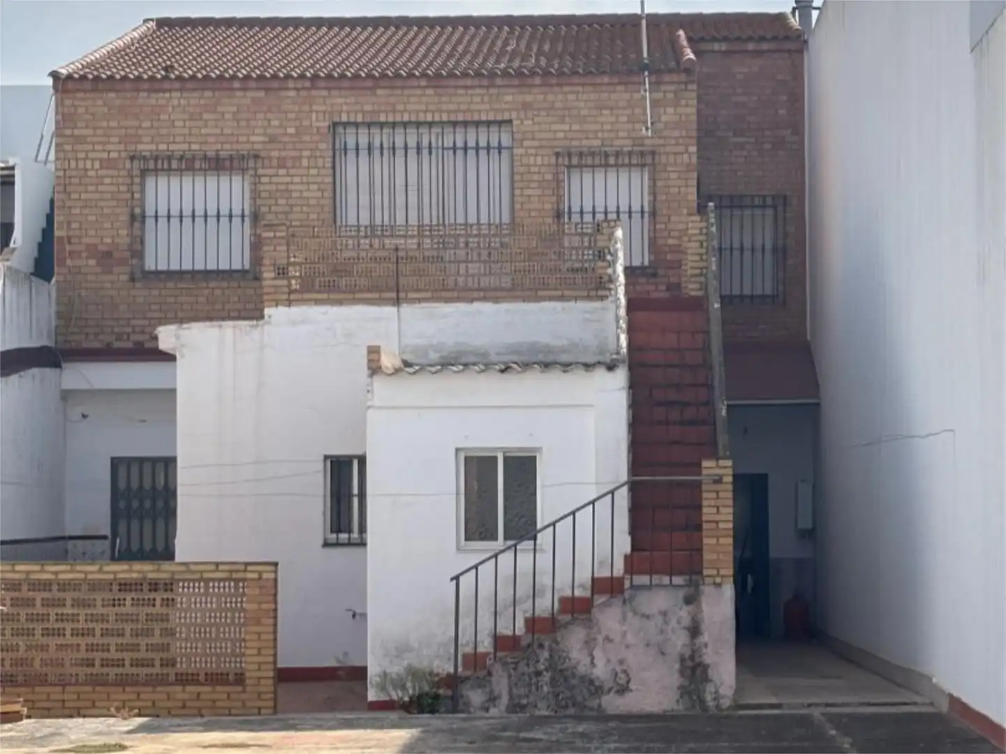 Vista exterior de Dúplex en venta en San Juan del Puerto con Terraza y Balcón
