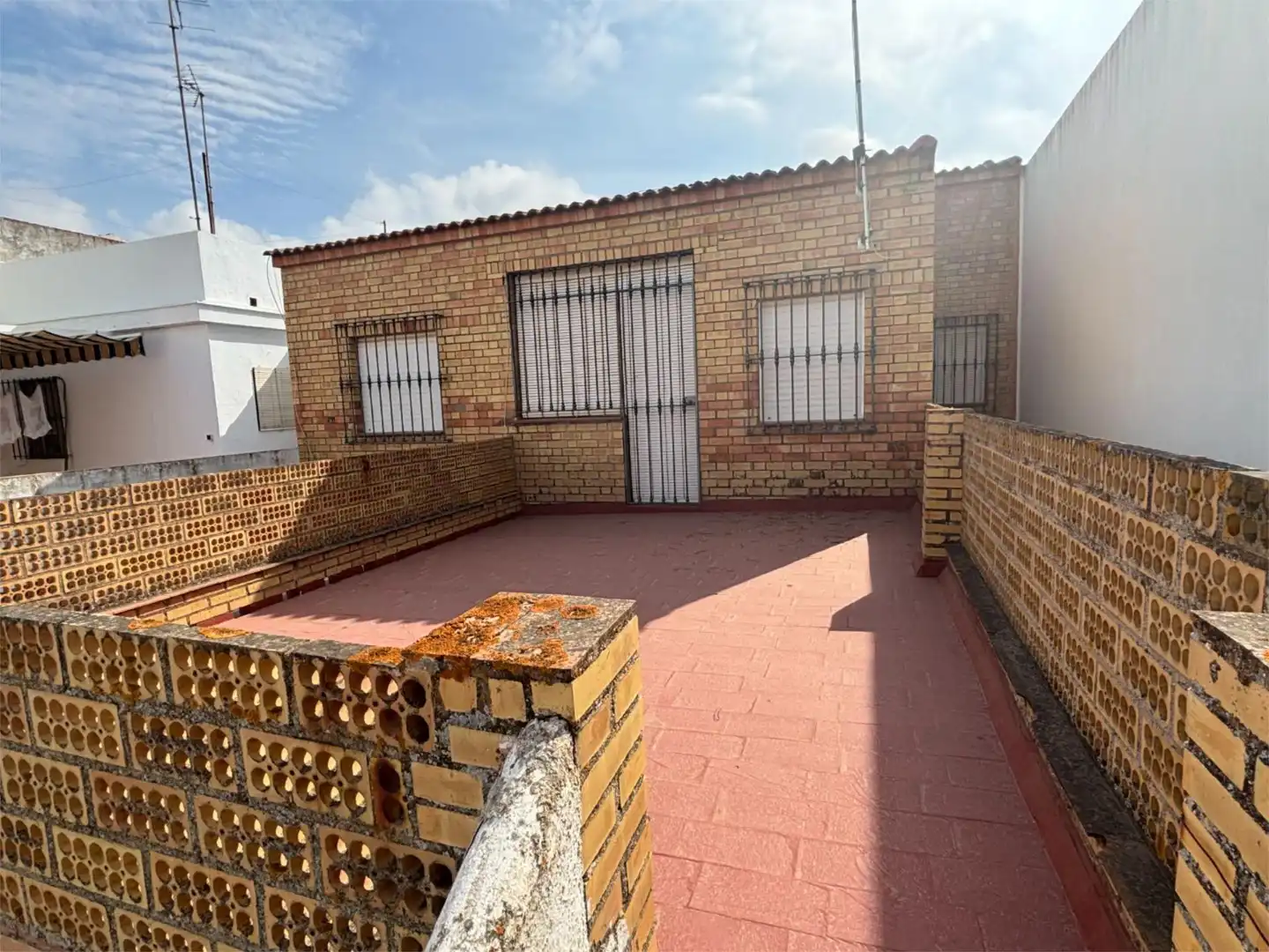 Vista exterior de Dúplex en venta en San Juan del Puerto con Terraza y Balcón