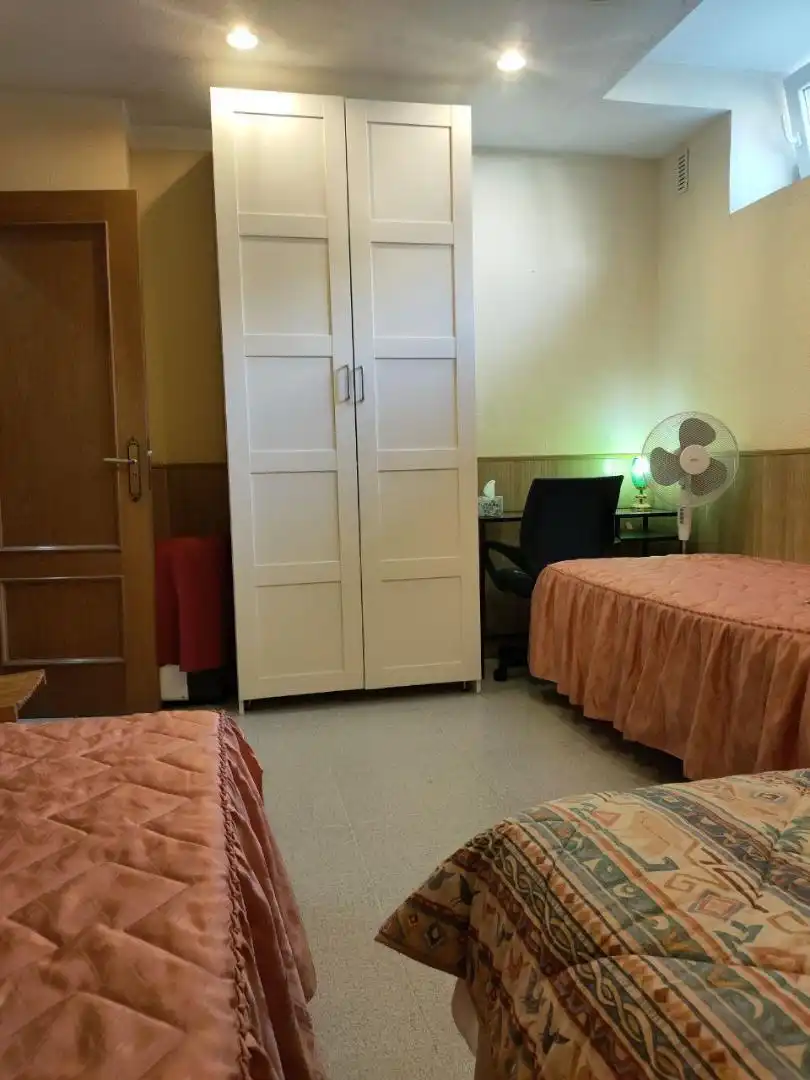 Schlafzimmer von Erdgeschoss zur untervermieten in Madrid mit Heizung, Parkett und Möbliert