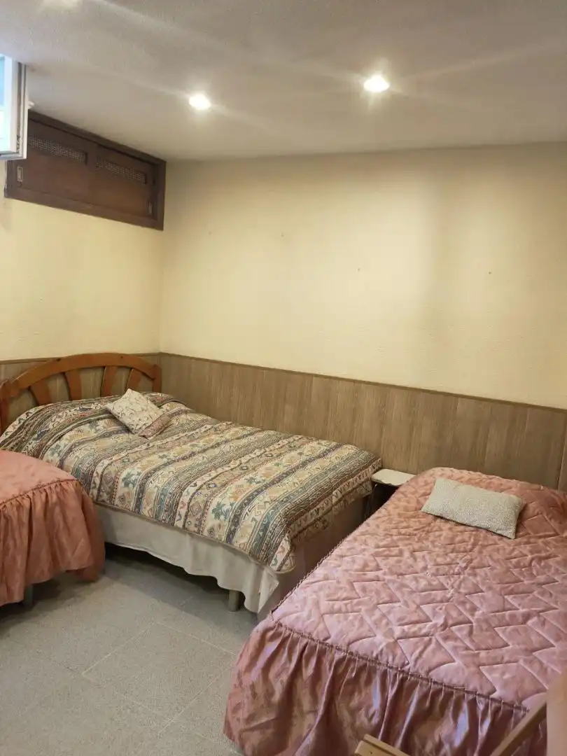 Schlafzimmer von Erdgeschoss zur untervermieten in Madrid mit Heizung, Parkett und Möbliert