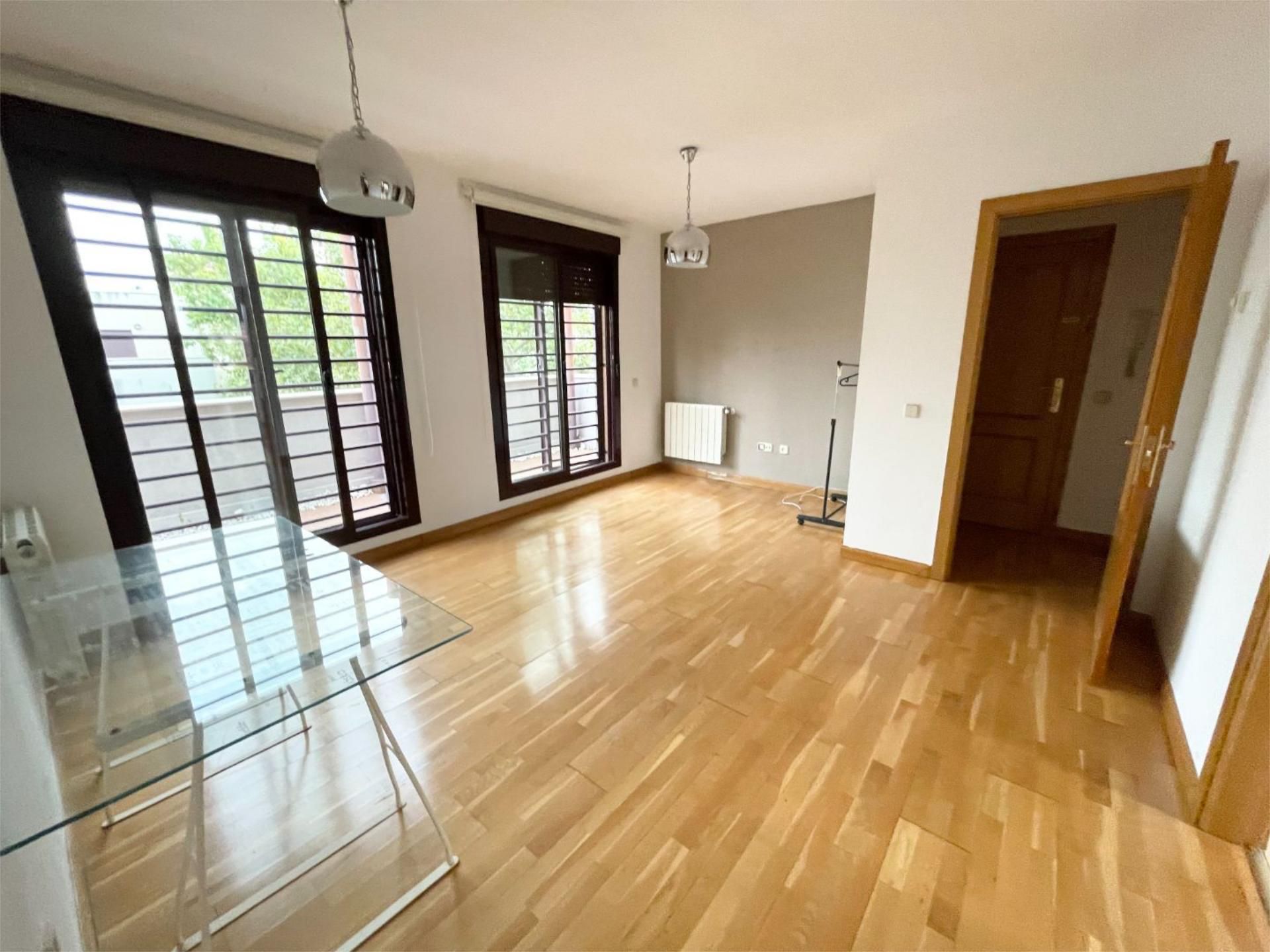 Vista exterior de Àtic de lloguer en Pinto amb Aire condicionat, Terrassa i Piscina