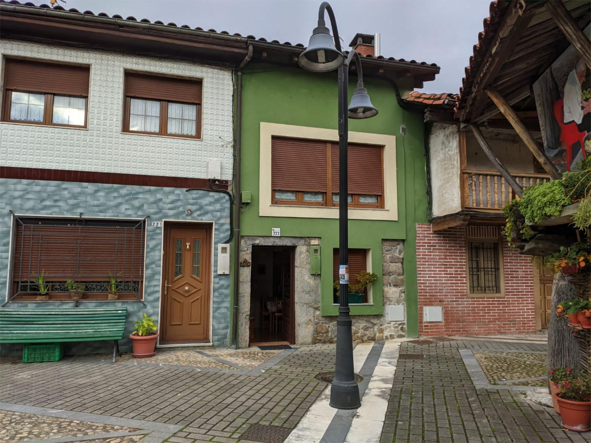 Vista exterior de Casa adosada en venda en Sobrescobio