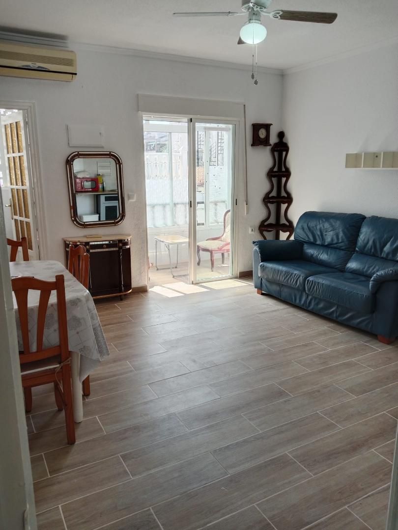 Sala d'estar de Pis de lloguer en Torrevieja amb Aire condicionat, Calefacció i Terrassa